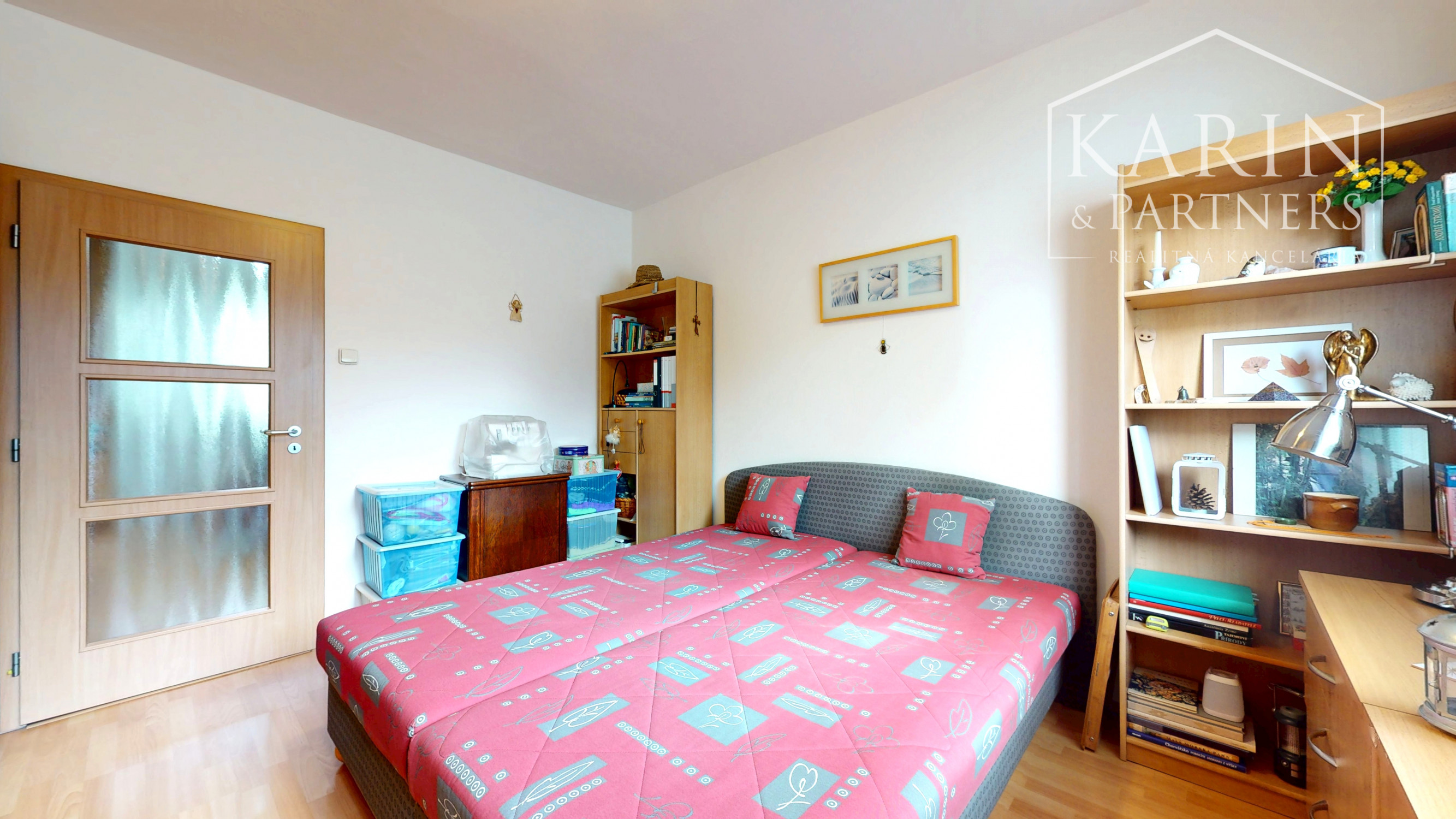 PREDANÉ - Priestranný 3-izbový byt s veľkou pivnicou na predaj v tichej časti Petržalky – Lachova ulica