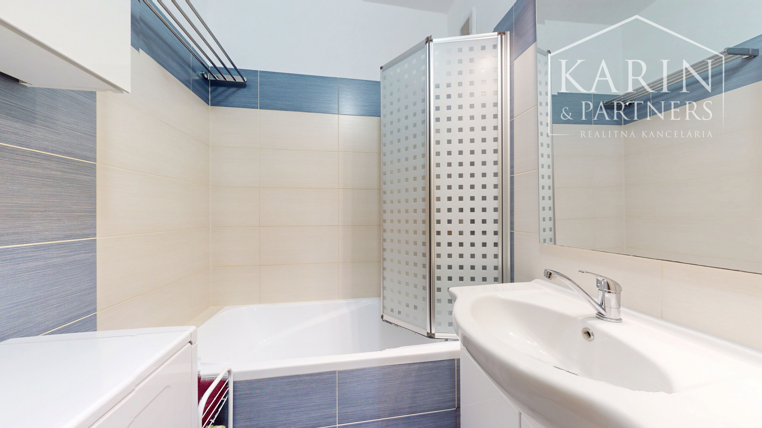 PREDANÉ - Priestranný 3-izbový byt s veľkou pivnicou na predaj v tichej časti Petržalky – Lachova ulica