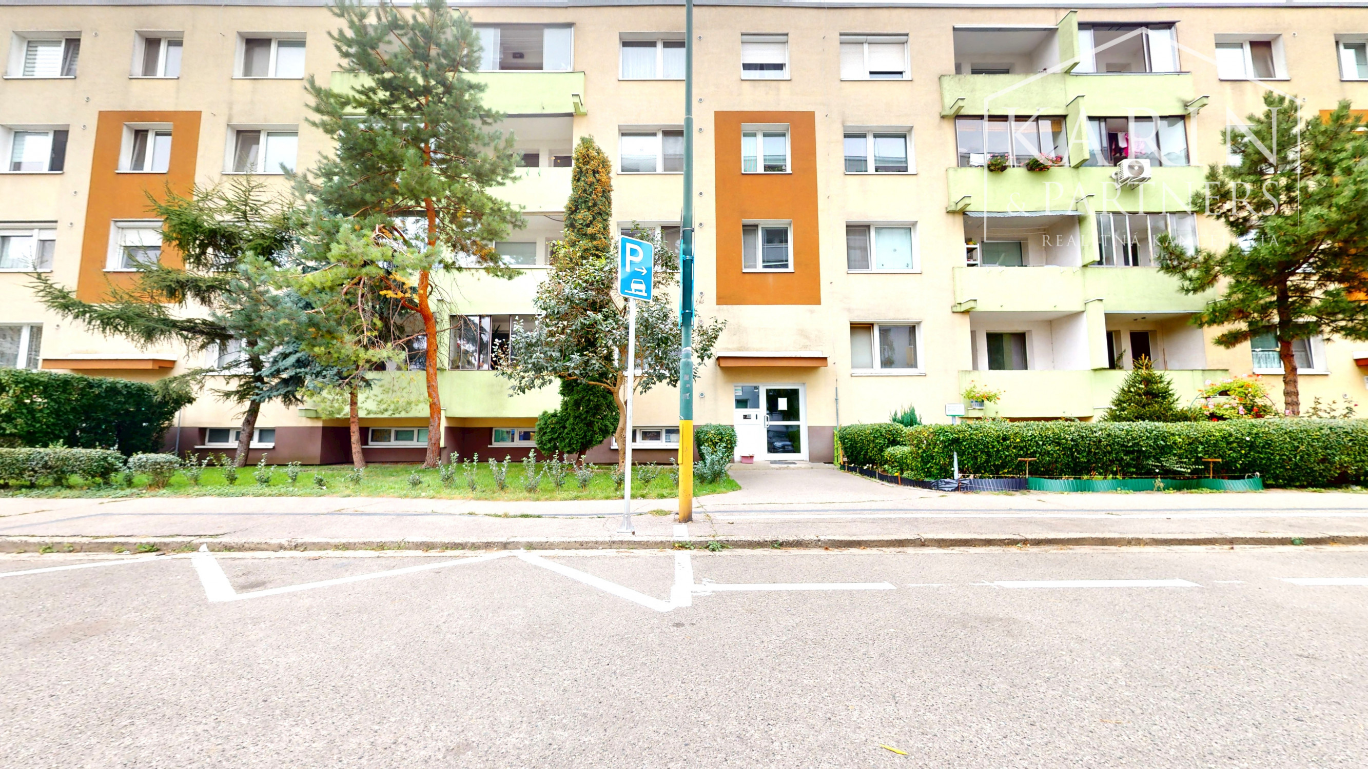 PREDANÉ - Priestranný 3-izbový byt s veľkou pivnicou na predaj v tichej časti Petržalky – Lachova ulica