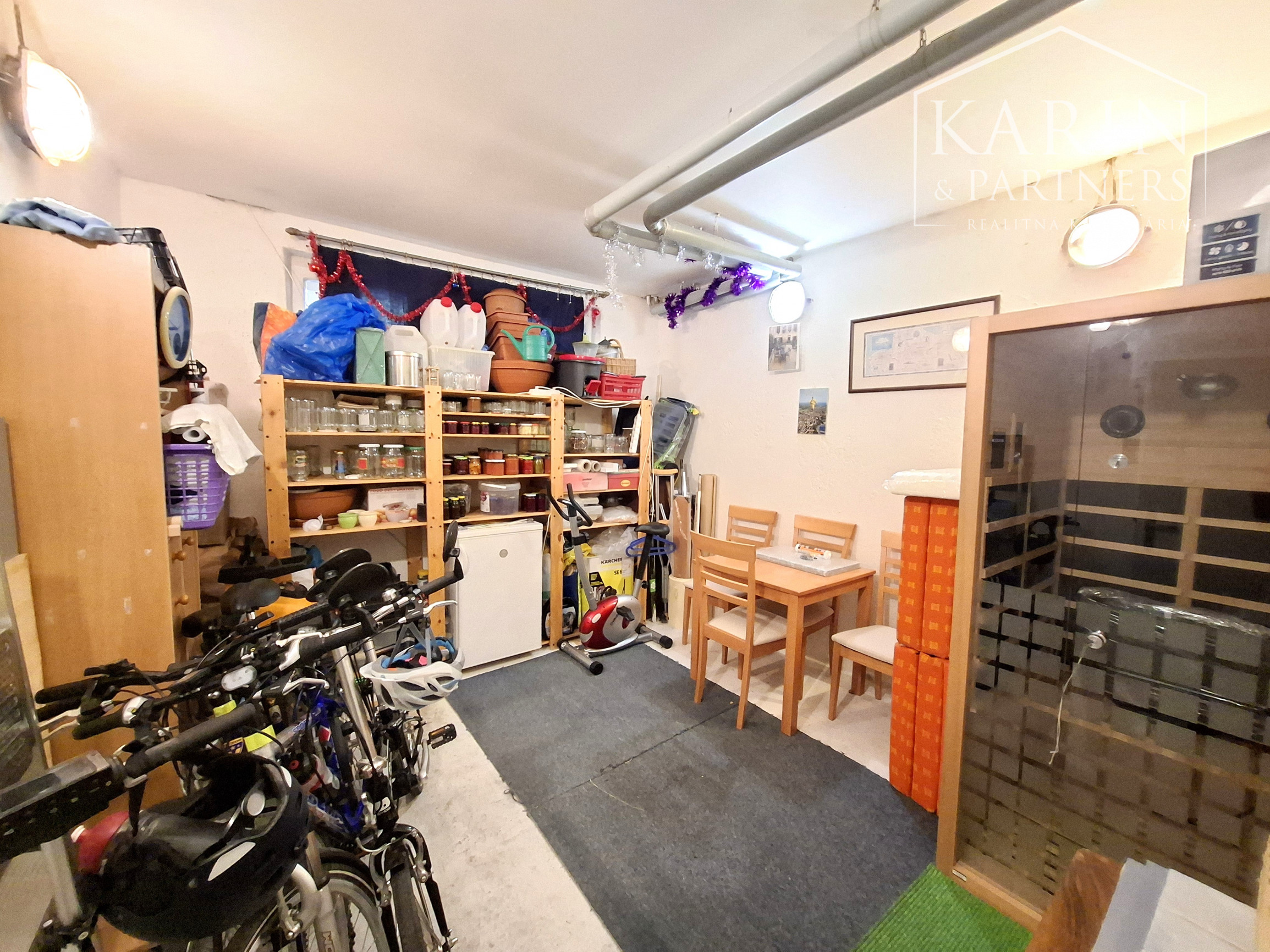 PREDANÉ - Priestranný 3-izbový byt s veľkou pivnicou na predaj v tichej časti Petržalky – Lachova ulica