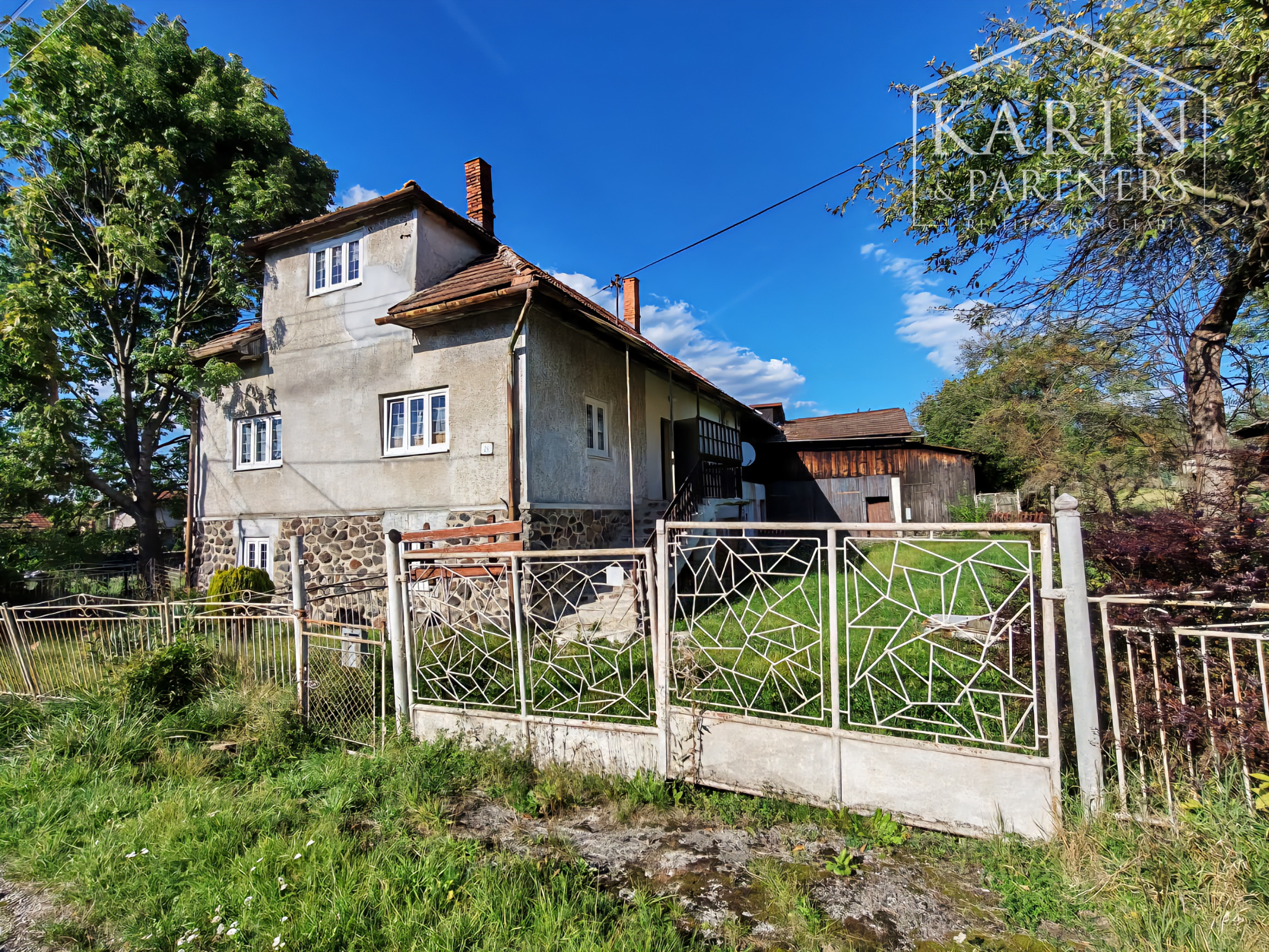 REZERVOVANÉ! Rodinný dom s priestranným pozemkom 1950 m2 v tichej lokalite na predaj