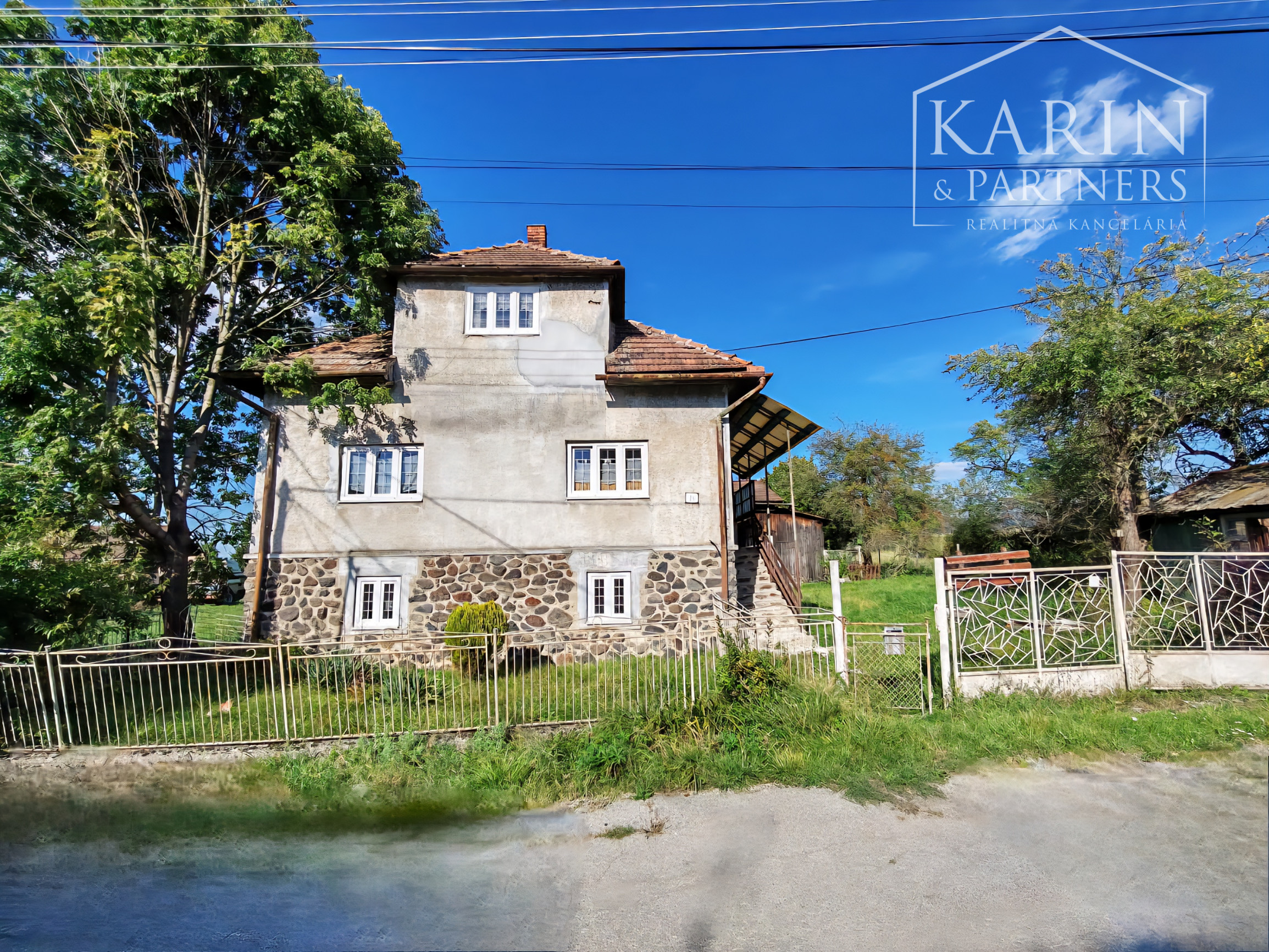 REZERVOVANÉ! Rodinný dom s priestranným pozemkom 1950 m2 v tichej lokalite na predaj