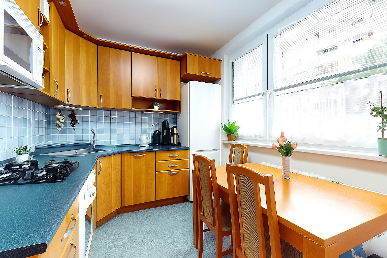 PREDANÉ - Priestranný 3-izbový byt s veľkou pivnicou na predaj v tichej časti Petržalky – Lachova ulica