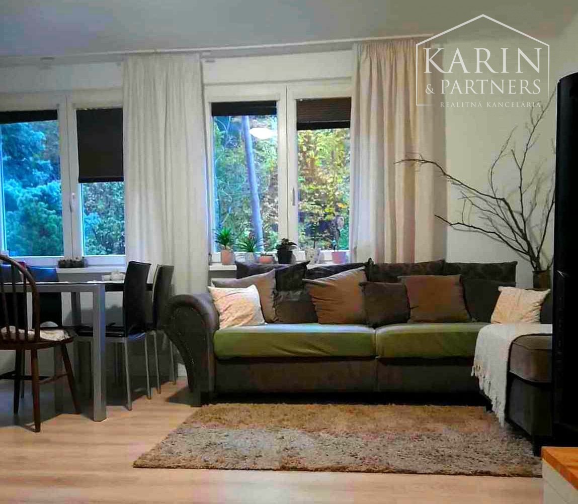 Kompletne zrekonštruovaný 3-izbový byt s komorou – pokojné bývanie pri Banskej Bystrici