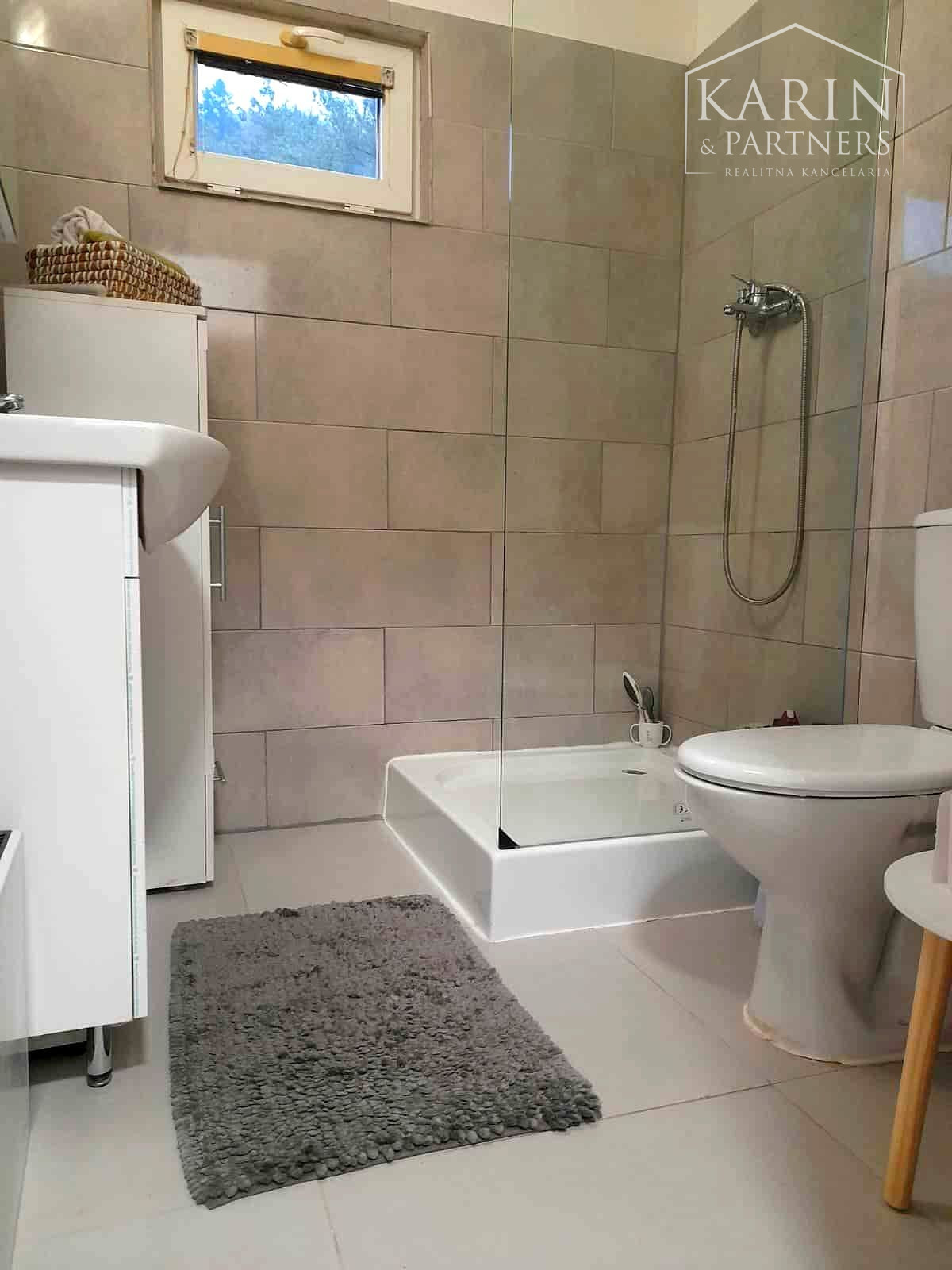 Kompletne zrekonštruovaný 2-izbový byt s komorou – pokojné bývanie pri Banskej Bystrici