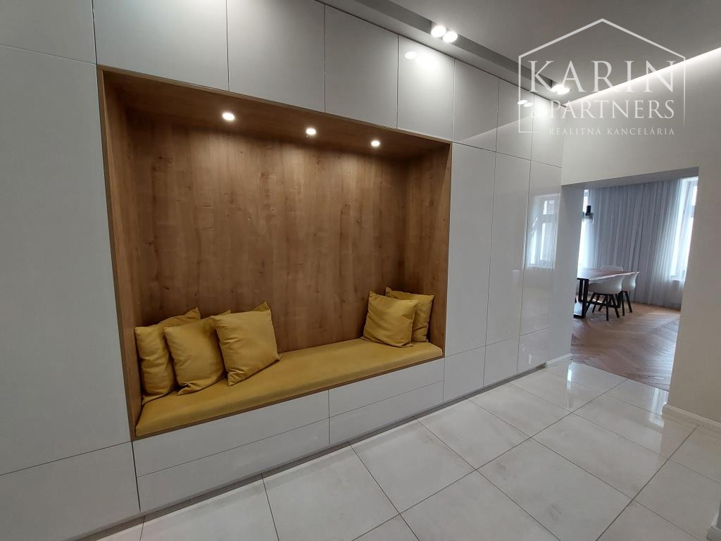 Staré Mesto - veľkometrážny reprezentatívny byt 167 m2, ul. Cintorínska