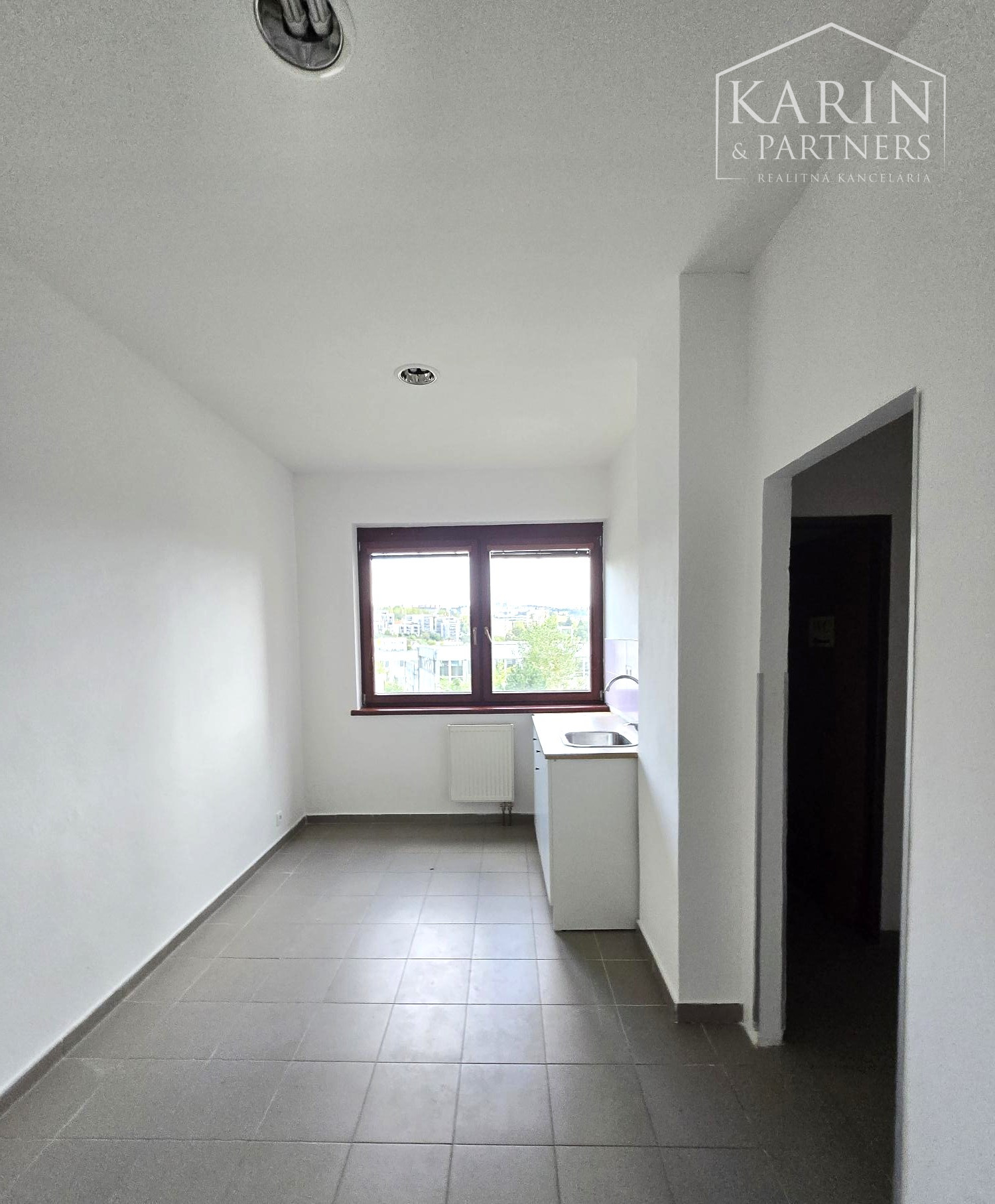 Prenájom – obchodné priestory  40m2 obchod, salón, služby, kancelária – Karlova Ves BA IV