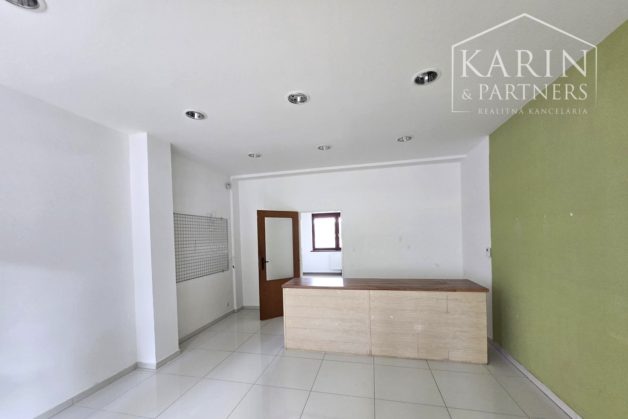 Prenájom – obchodné priestory  40m2 obchod, salón, služby, kancelária – Karlova Ves BA IV