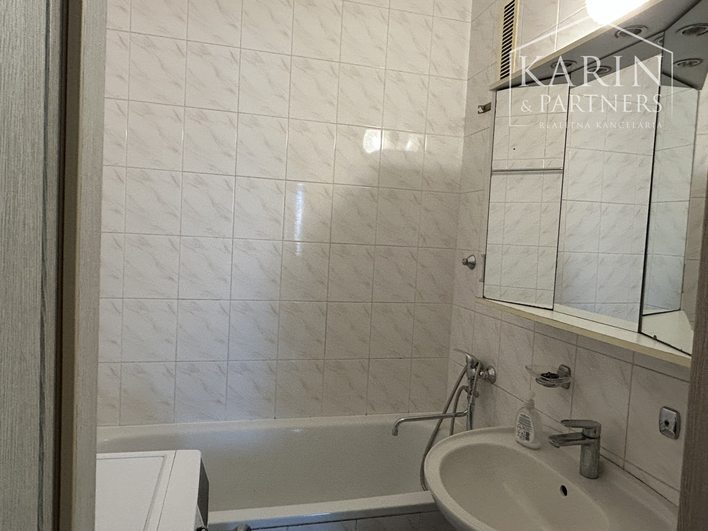 Neplatí sa provízia / Prenájom 4 Izb. Byt aj pre rodinu