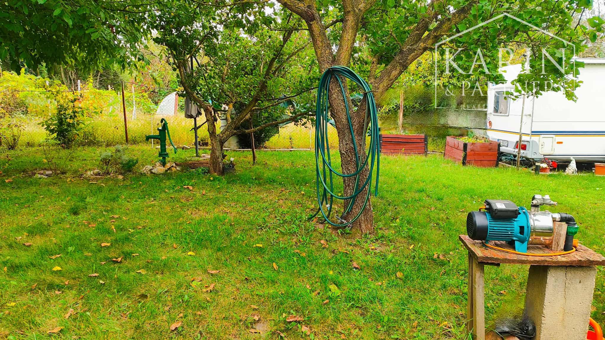 Na predaj: Udržiavaná záhrada s ovocnými stromami, studňou, bazénom a domčekom – Nové Zámky