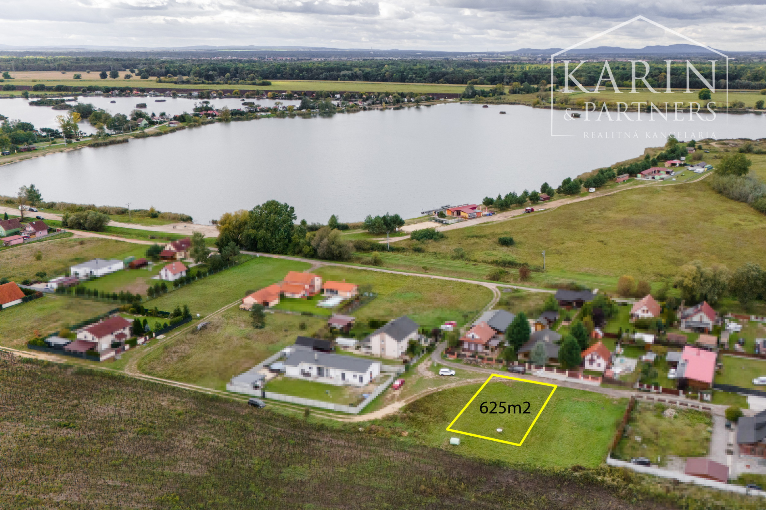 Stavebný pozemok v rekreačnej oblasti Adamov v blízkosti jazier