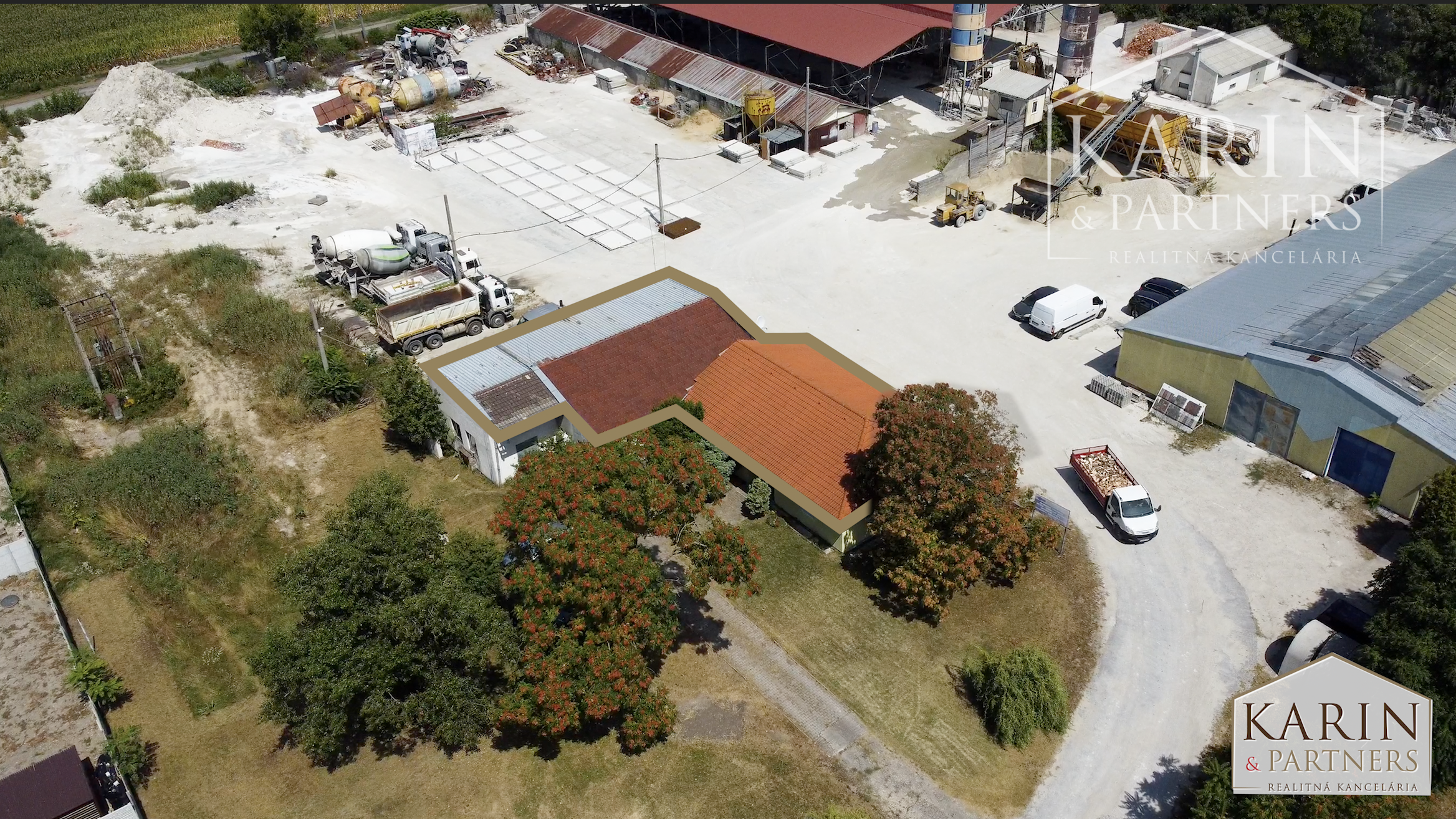 NA PREDAJ: Rozsiahly areál s betónovou plochou – ideálne pre sklady, logistiku alebo parkovanie