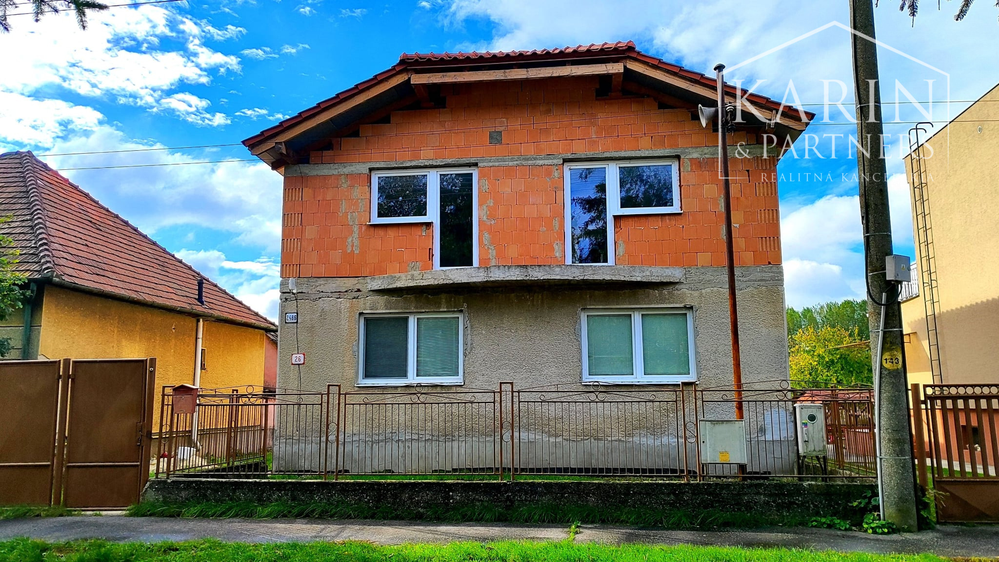 TIP: Exkluzívne len u nás: 5izbový rodinný dom v obci Nitriansky Hrádok, priamo na brehu rybníka Mederčina