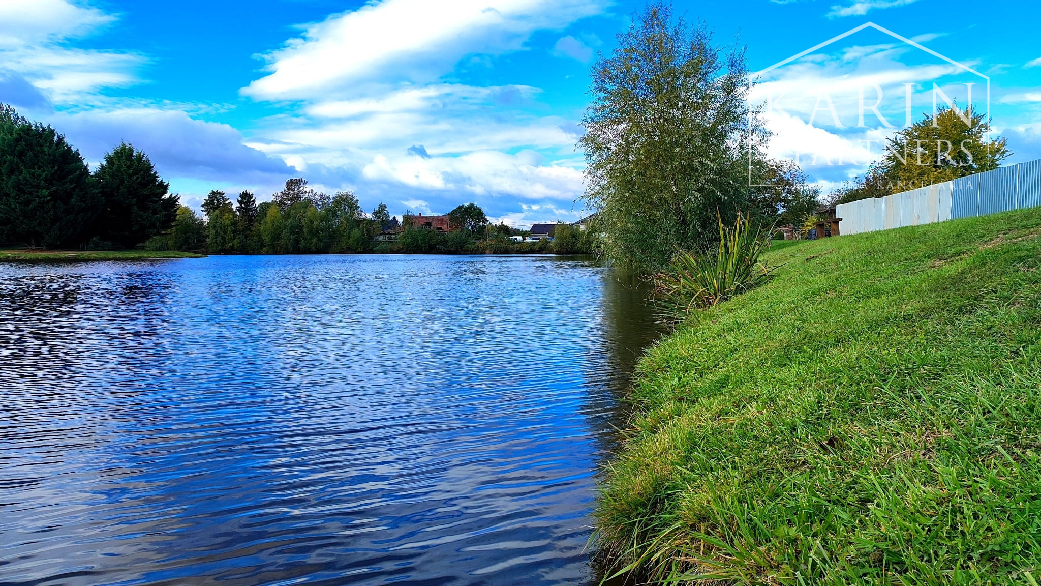 TIP: Exkluzívne len u nás: 5izbový rodinný dom v obci Nitriansky Hrádok, priamo na brehu rybníka Mederčina