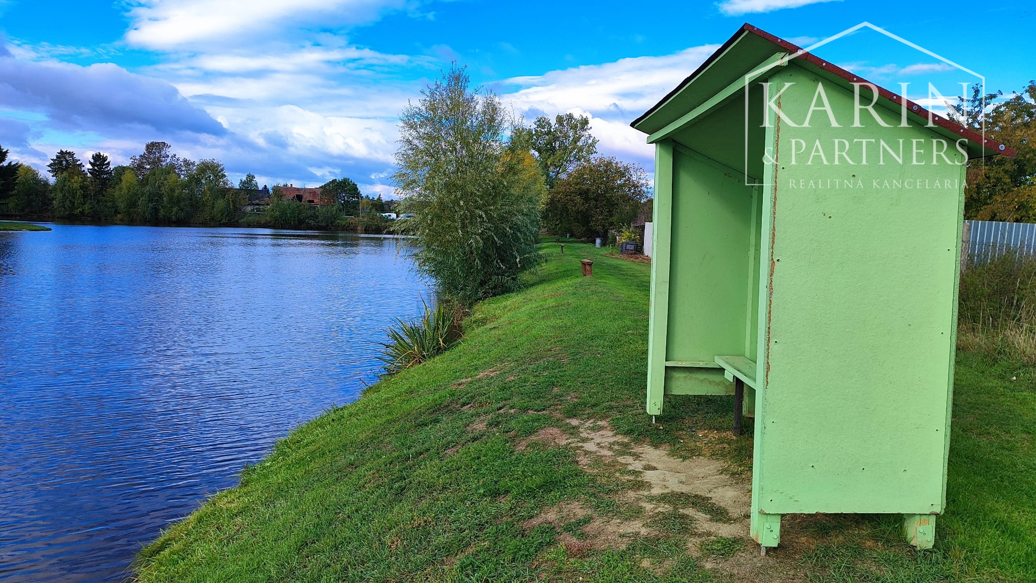 TIP: Exkluzívne len u nás: 5izbový rodinný dom v obci Nitriansky Hrádok, priamo na brehu rybníka Mederčina