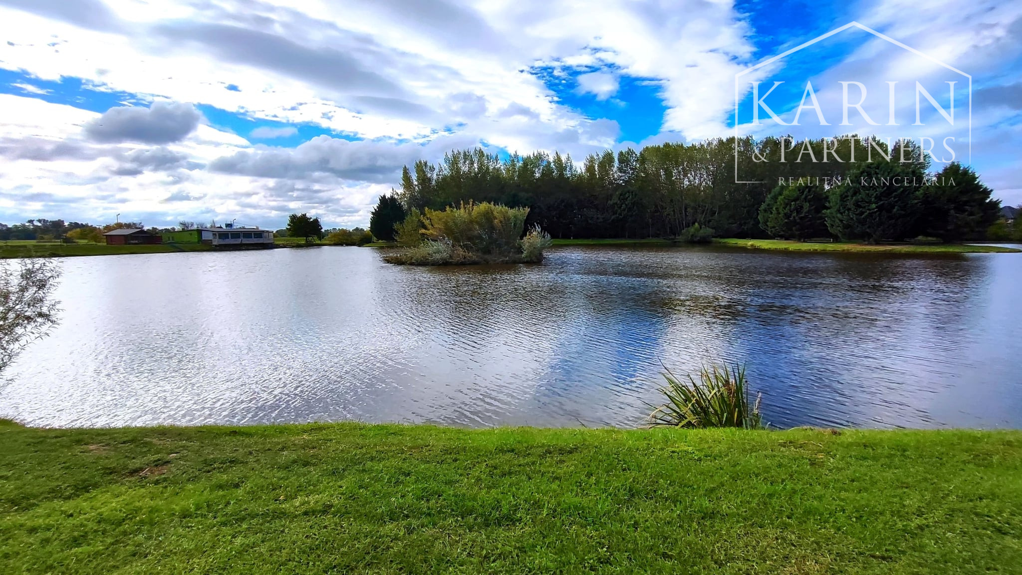 TIP: Exkluzívne len u nás: 5izbový rodinný dom v obci Nitriansky Hrádok, priamo na brehu rybníka Mederčina