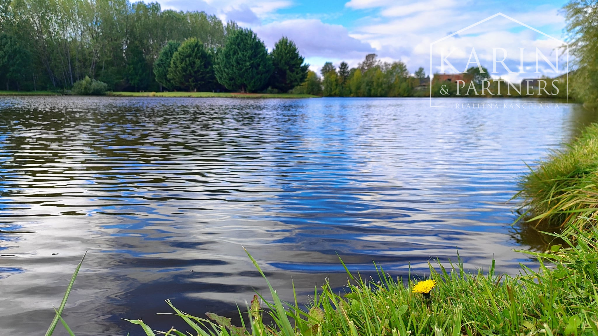 TIP: Exkluzívne len u nás: 5izbový rodinný dom v obci Nitriansky Hrádok, priamo na brehu rybníka Mederčina