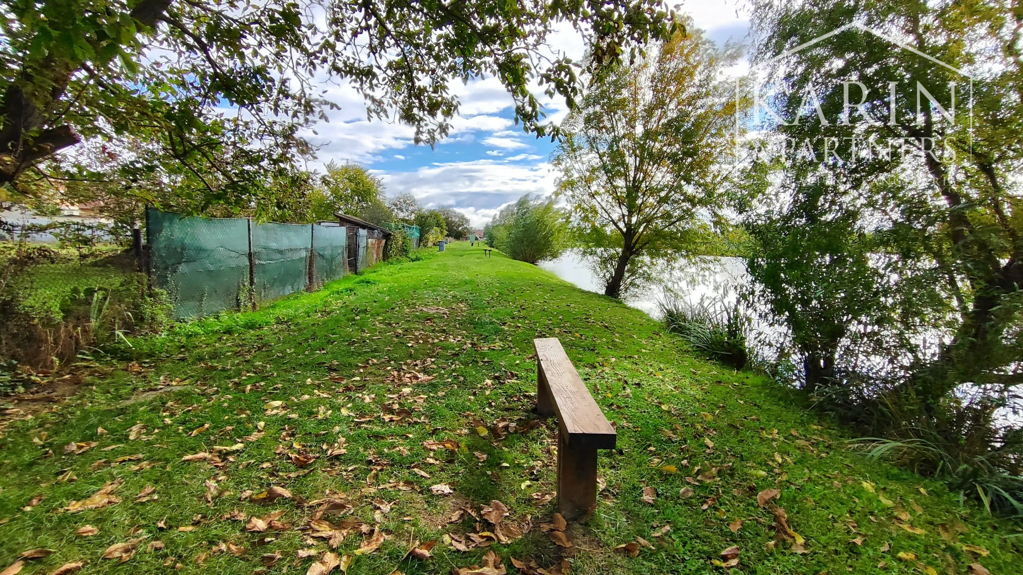 TIP: Exkluzívne len u nás: 5izbový rodinný dom v obci Nitriansky Hrádok, priamo na brehu rybníka Mederčina