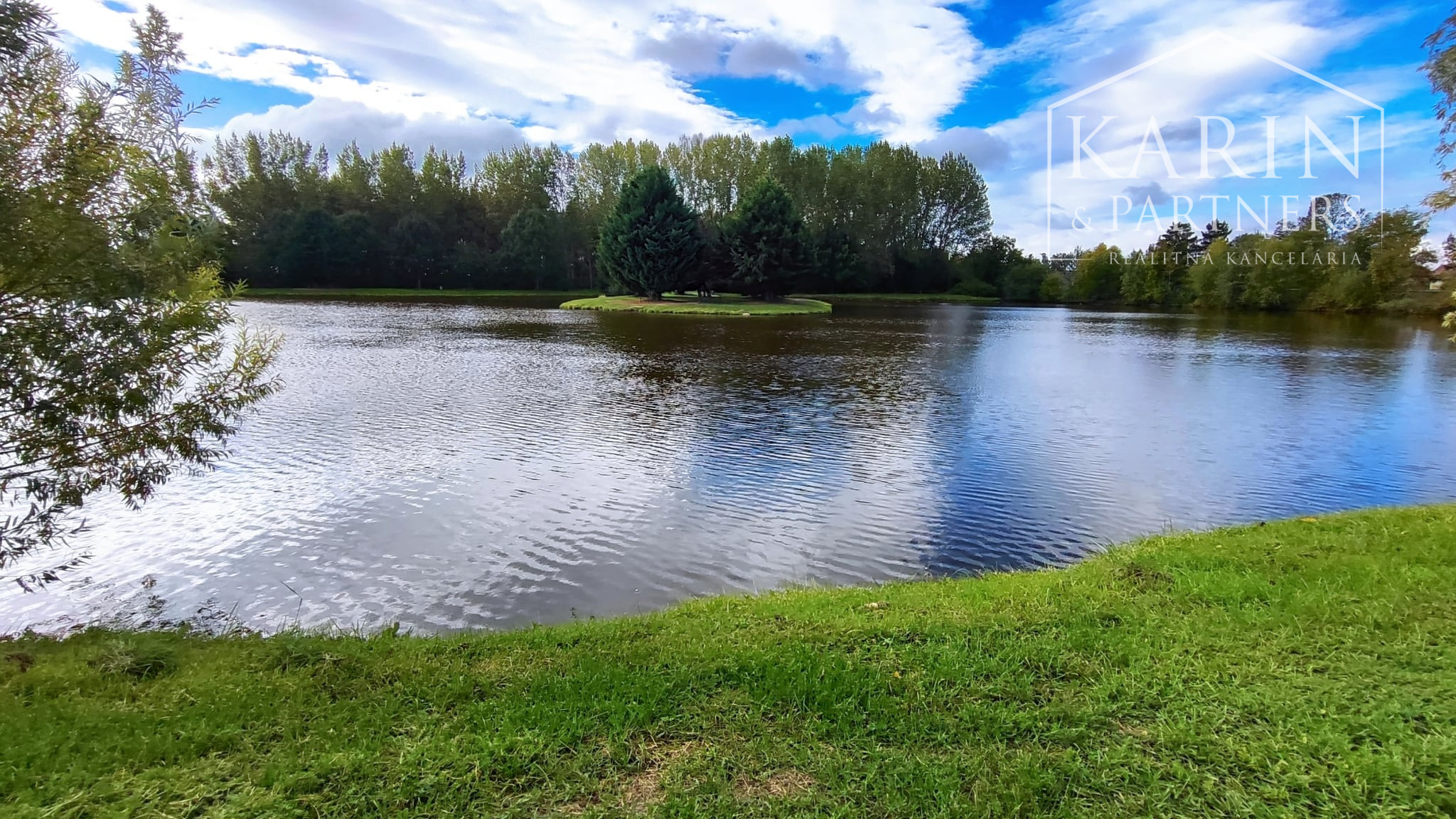 TIP: Exkluzívne len u nás: 5izbový rodinný dom v obci Nitriansky Hrádok, priamo na brehu rybníka Mederčina