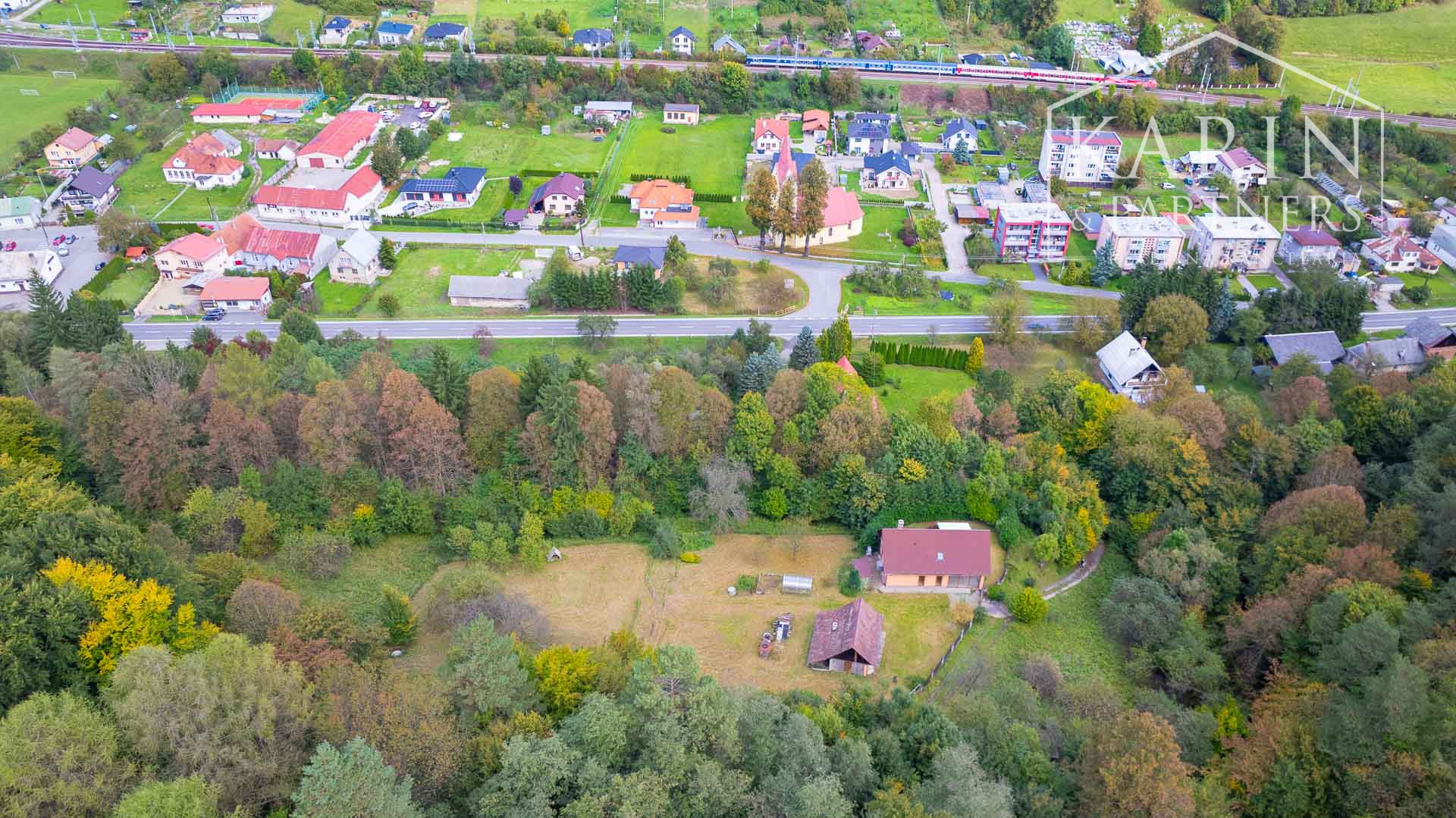 REZERVOVANÉ Rodinný dom na samote s priestranným pozemkom 4676 m2 vzdialený len 11 km od Púchova, s garážou, letnou kuchynkou a štvorkolkou