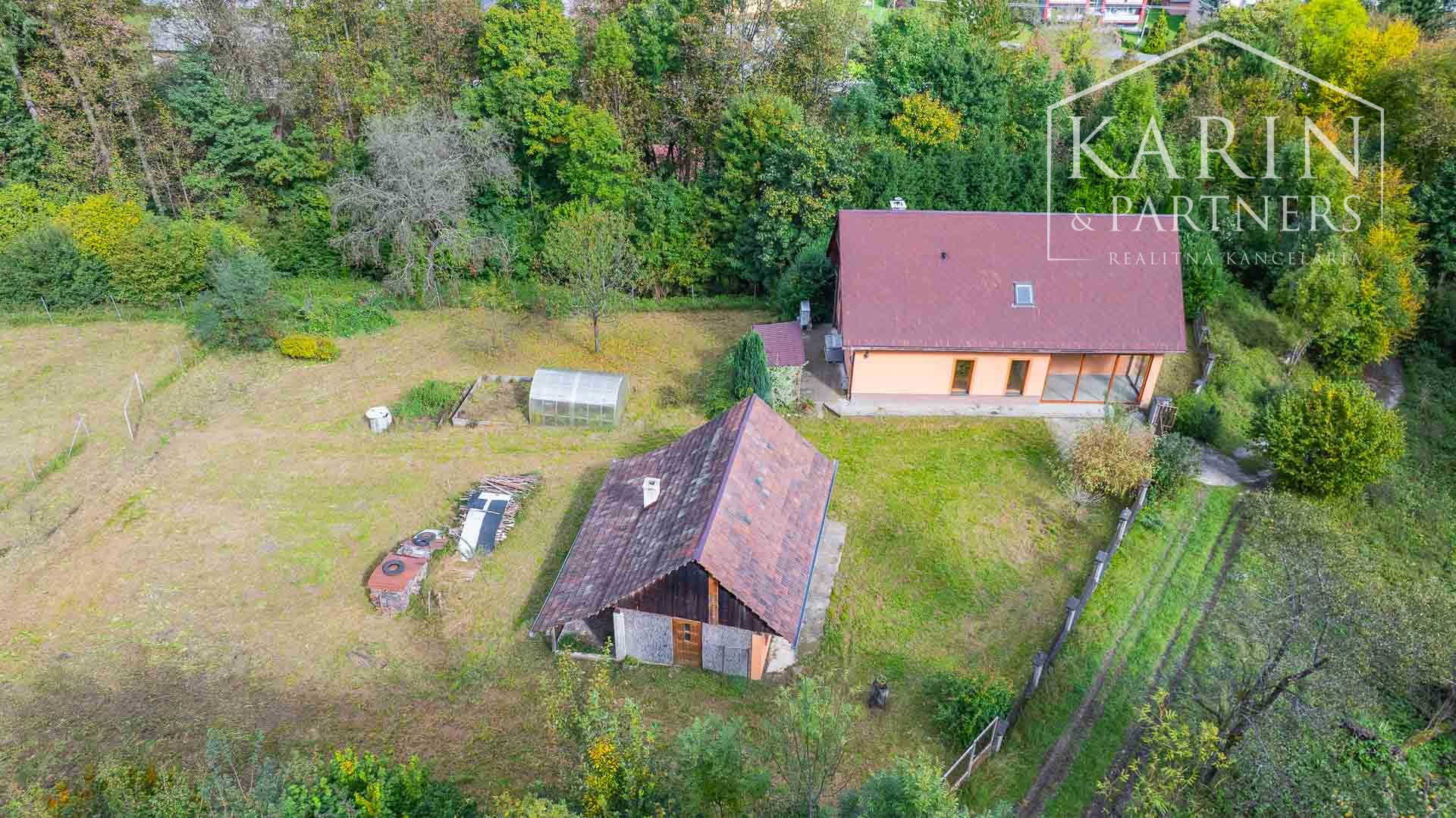 REZERVOVANÉ Rodinný dom na samote s priestranným pozemkom 4676 m2 vzdialený len 11 km od Púchova, s garážou, letnou kuchynkou a štvorkolkou