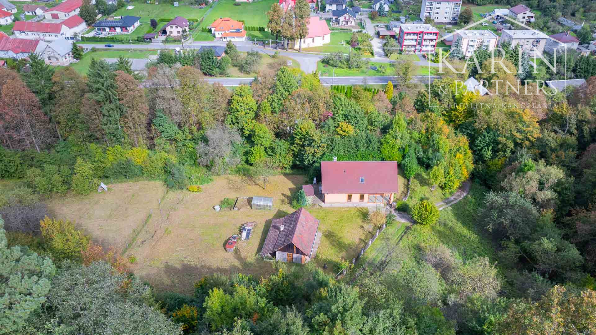 REZERVOVANÉ Rodinný dom na samote s priestranným pozemkom 4676 m2 vzdialený len 11 km od Púchova, s garážou, letnou kuchynkou a štvorkolkou