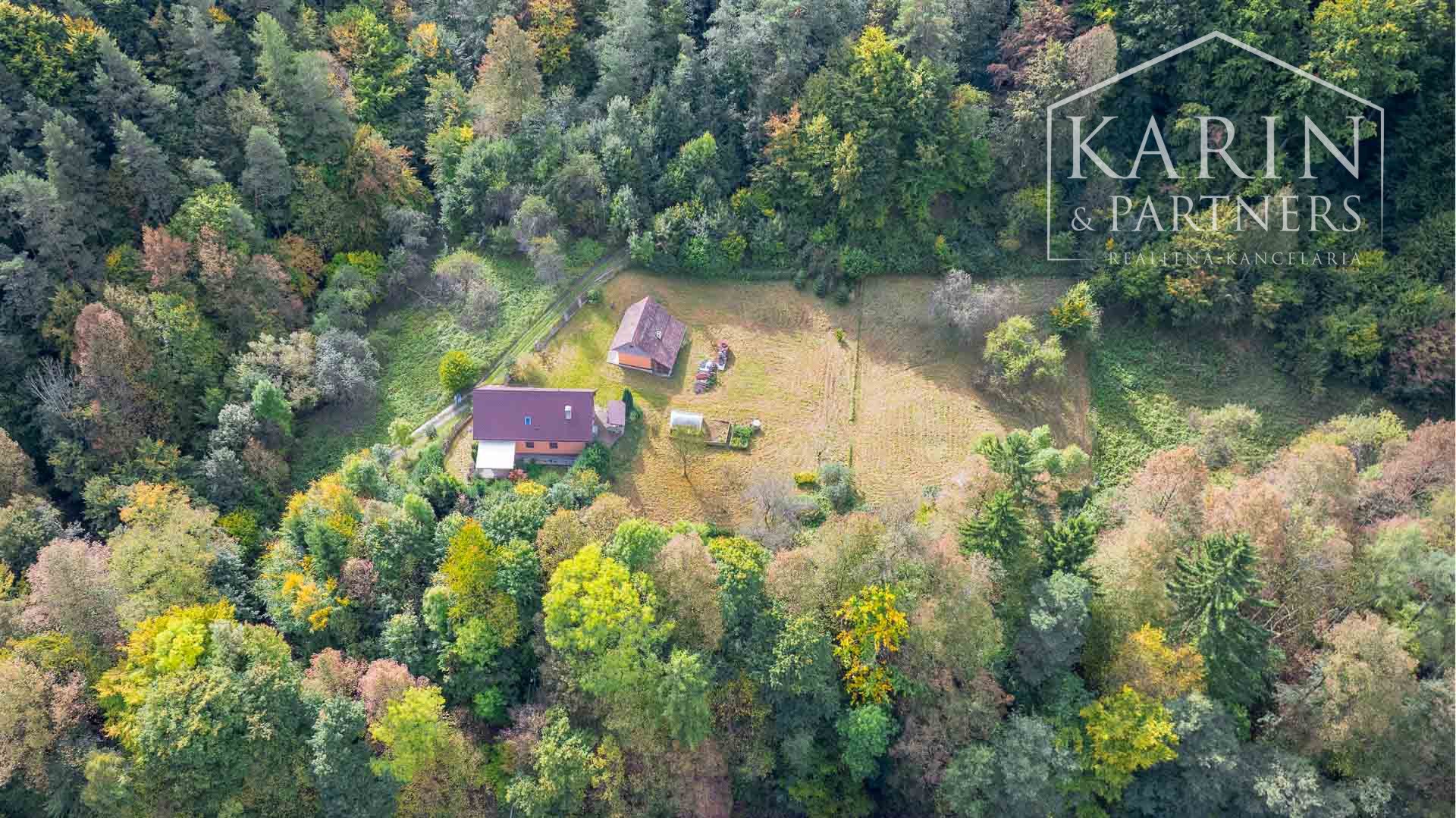 REZERVOVANÉ Rodinný dom na samote s priestranným pozemkom 4676 m2 vzdialený len 11 km od Púchova, s garážou, letnou kuchynkou a štvorkolkou