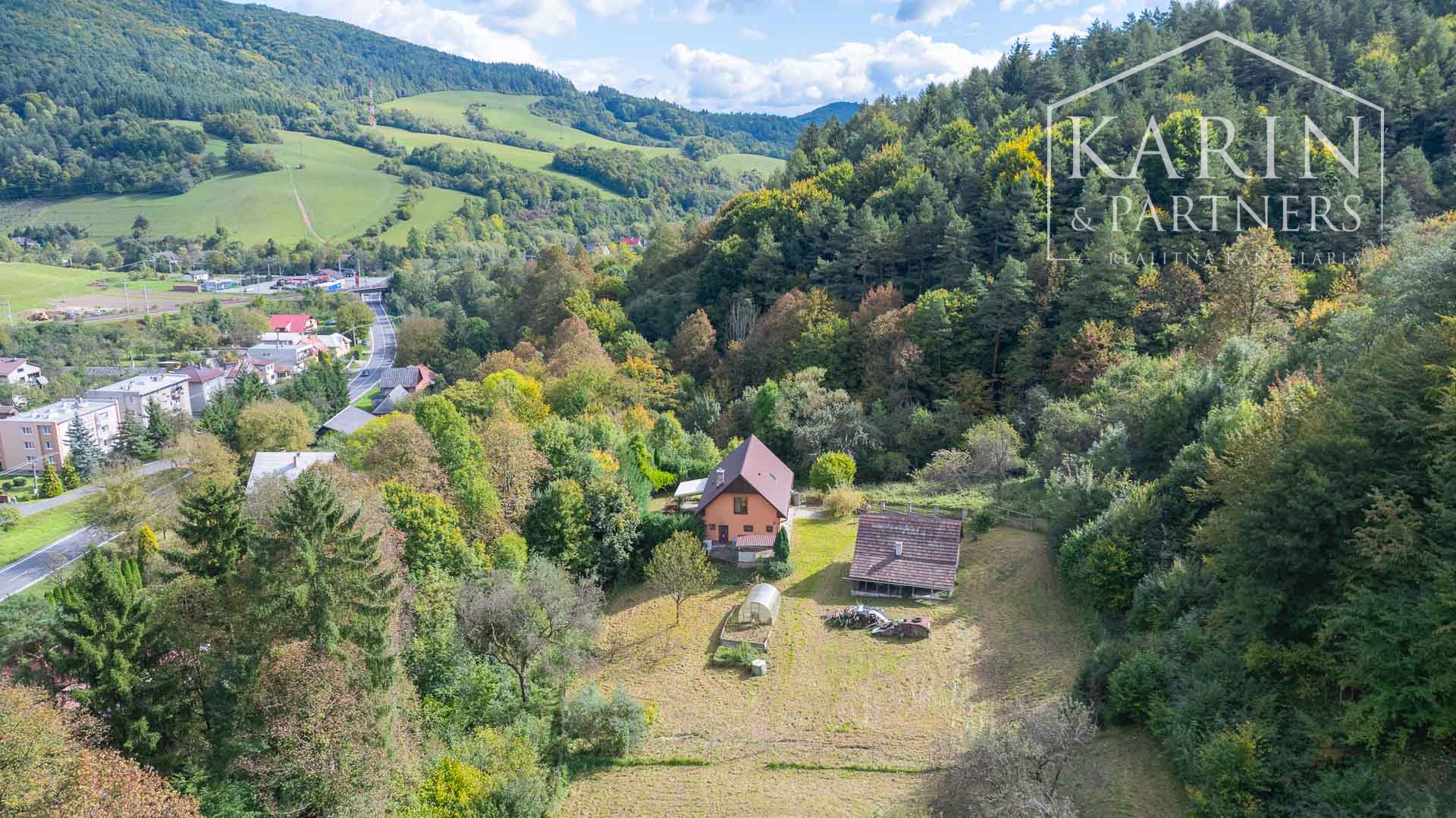 REZERVOVANÉ Rodinný dom na samote s priestranným pozemkom 4676 m2 vzdialený len 11 km od Púchova, s garážou, letnou kuchynkou a štvorkolkou