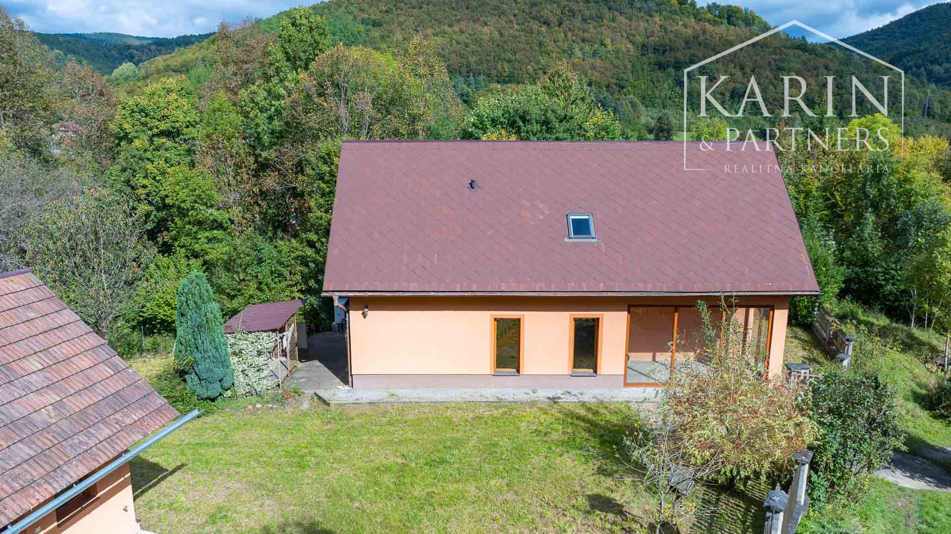 REZERVOVANÉ Rodinný dom na samote s priestranným pozemkom 4676 m2 vzdialený len 11 km od Púchova, s garážou, letnou kuchynkou a štvorkolkou