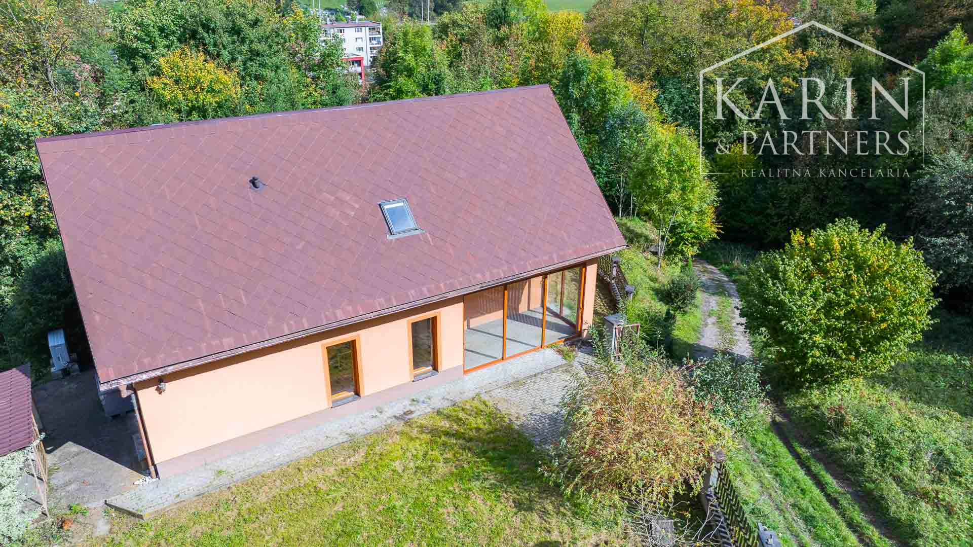 REZERVOVANÉ Rodinný dom na samote s priestranným pozemkom 4676 m2 vzdialený len 11 km od Púchova, s garážou, letnou kuchynkou a štvorkolkou