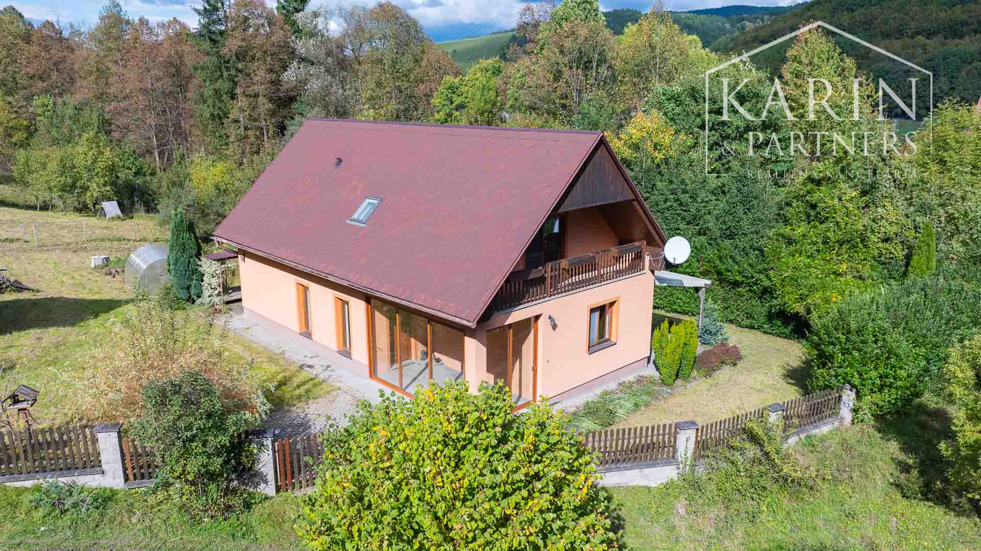 REZERVOVANÉ Rodinný dom na samote s priestranným pozemkom 4676 m2 vzdialený len 11 km od Púchova, s garážou, letnou kuchynkou a štvorkolkou