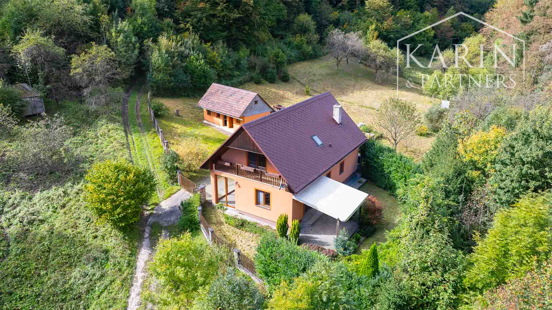 REZERVOVANÉ Rodinný dom na samote s priestranným pozemkom 4676 m2 vzdialený len 11 km od Púchova, s garážou, letnou kuchynkou a štvorkolkou