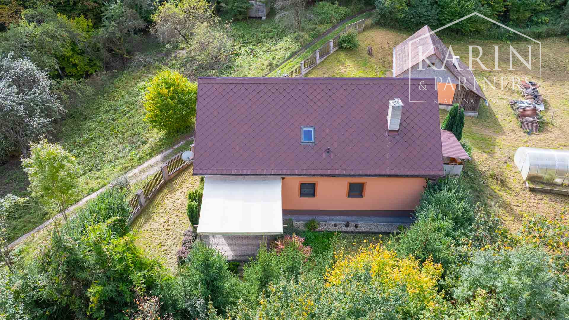 REZERVOVANÉ Rodinný dom na samote s priestranným pozemkom 4676 m2 vzdialený len 11 km od Púchova, s garážou, letnou kuchynkou a štvorkolkou
