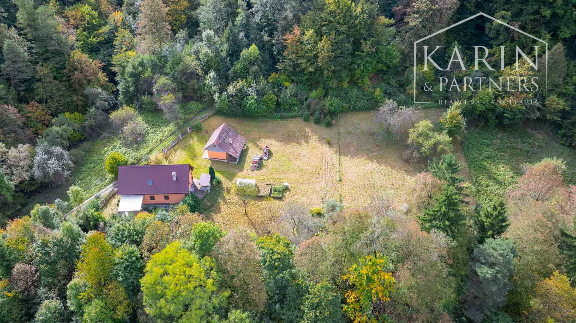 REZERVOVANÉ Rodinný dom na samote s priestranným pozemkom 4676 m2 vzdialený len 11 km od Púchova, s garážou, letnou kuchynkou a štvorkolkou