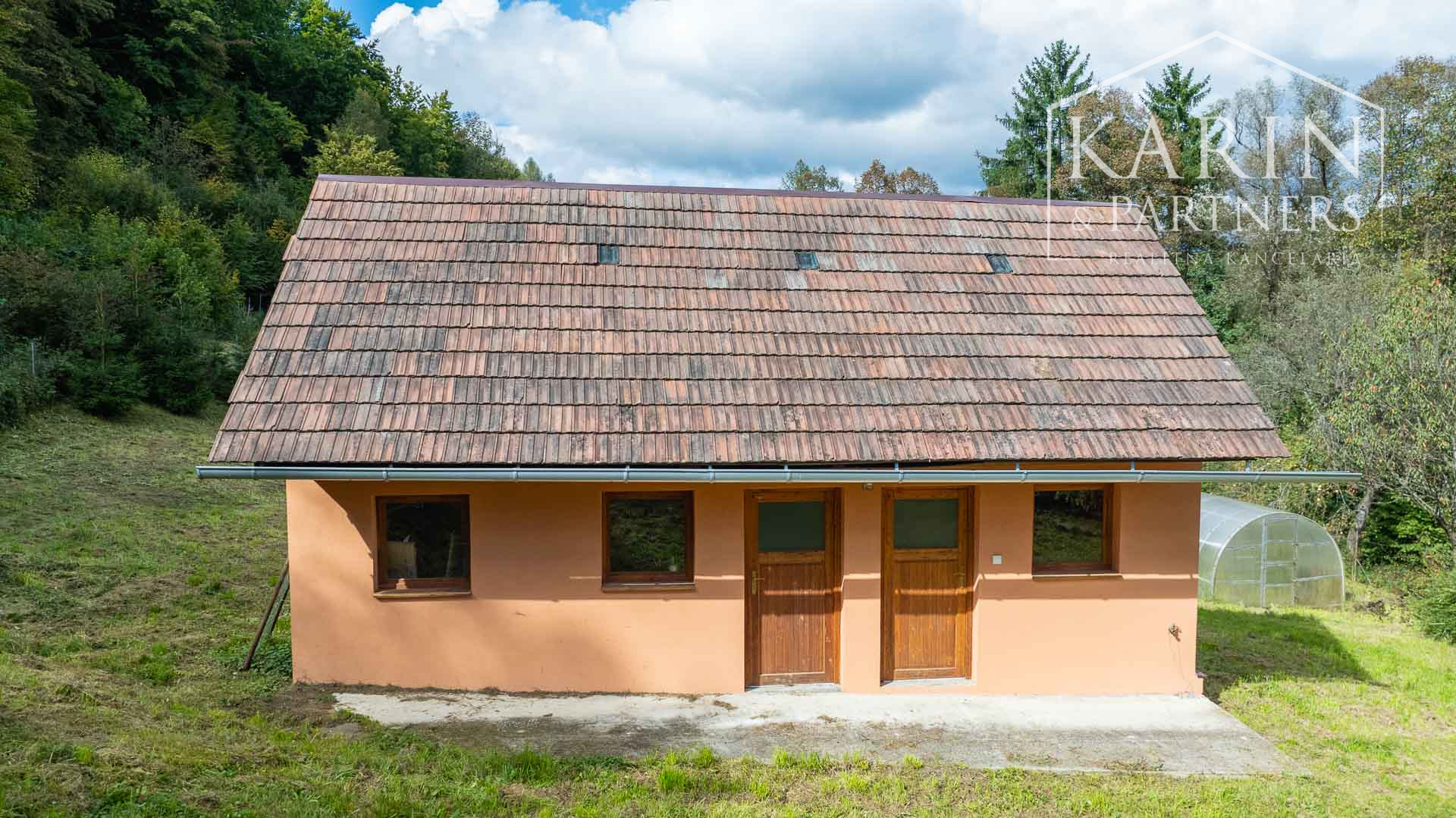 REZERVOVANÉ Rodinný dom na samote s priestranným pozemkom 4676 m2 vzdialený len 11 km od Púchova, s garážou, letnou kuchynkou a štvorkolkou