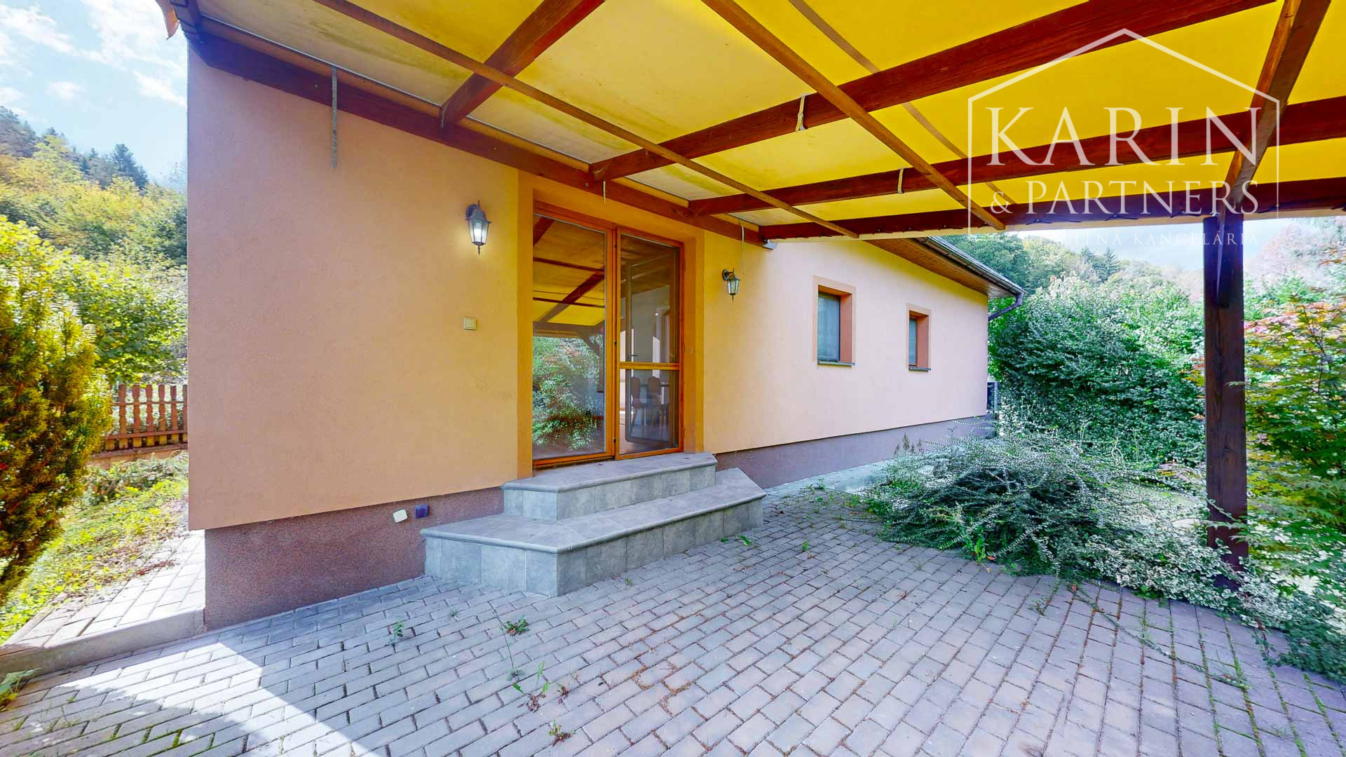 REZERVOVANÉ Rodinný dom na samote s priestranným pozemkom 4676 m2 vzdialený len 11 km od Púchova, s garážou, letnou kuchynkou a štvorkolkou