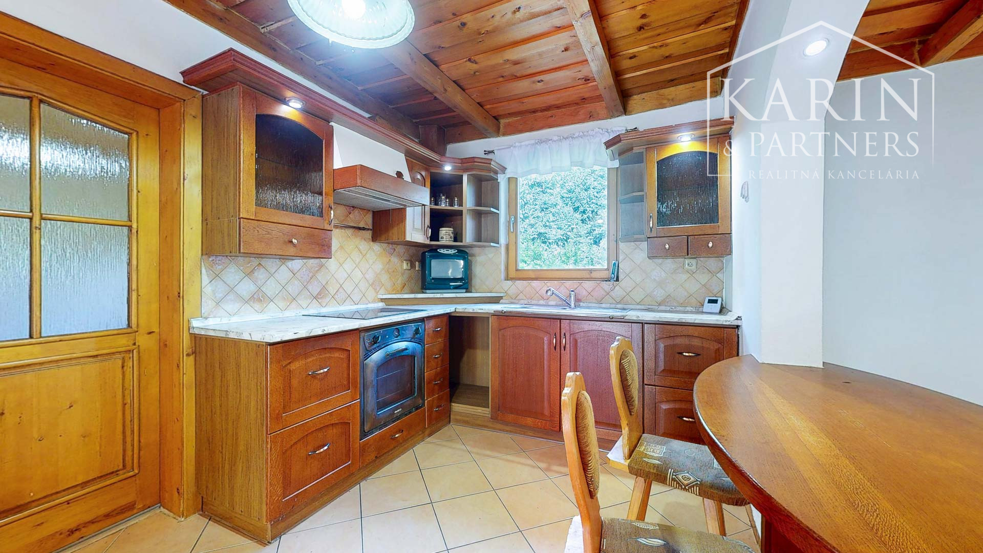 REZERVOVANÉ Rodinný dom na samote s priestranným pozemkom 4676 m2 vzdialený len 11 km od Púchova, s garážou, letnou kuchynkou a štvorkolkou