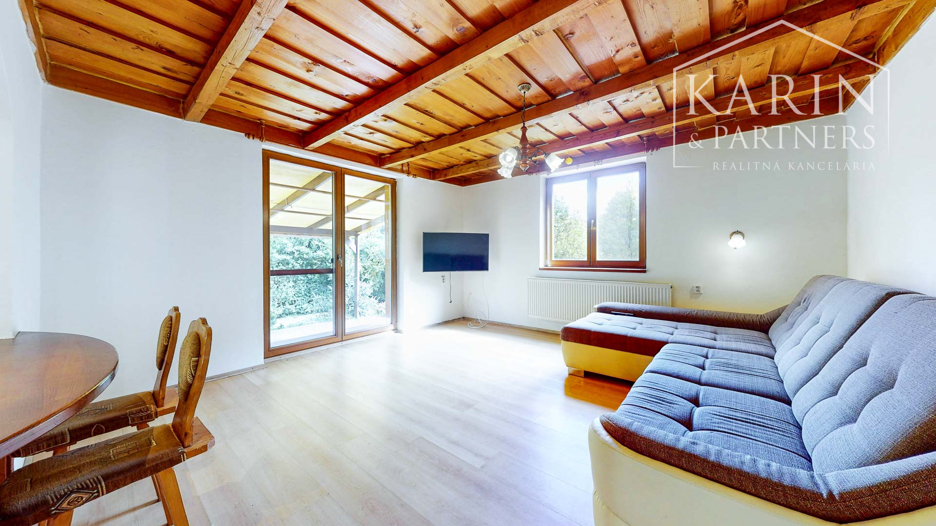 REZERVOVANÉ Rodinný dom na samote s priestranným pozemkom 4676 m2 vzdialený len 11 km od Púchova, s garážou, letnou kuchynkou a štvorkolkou