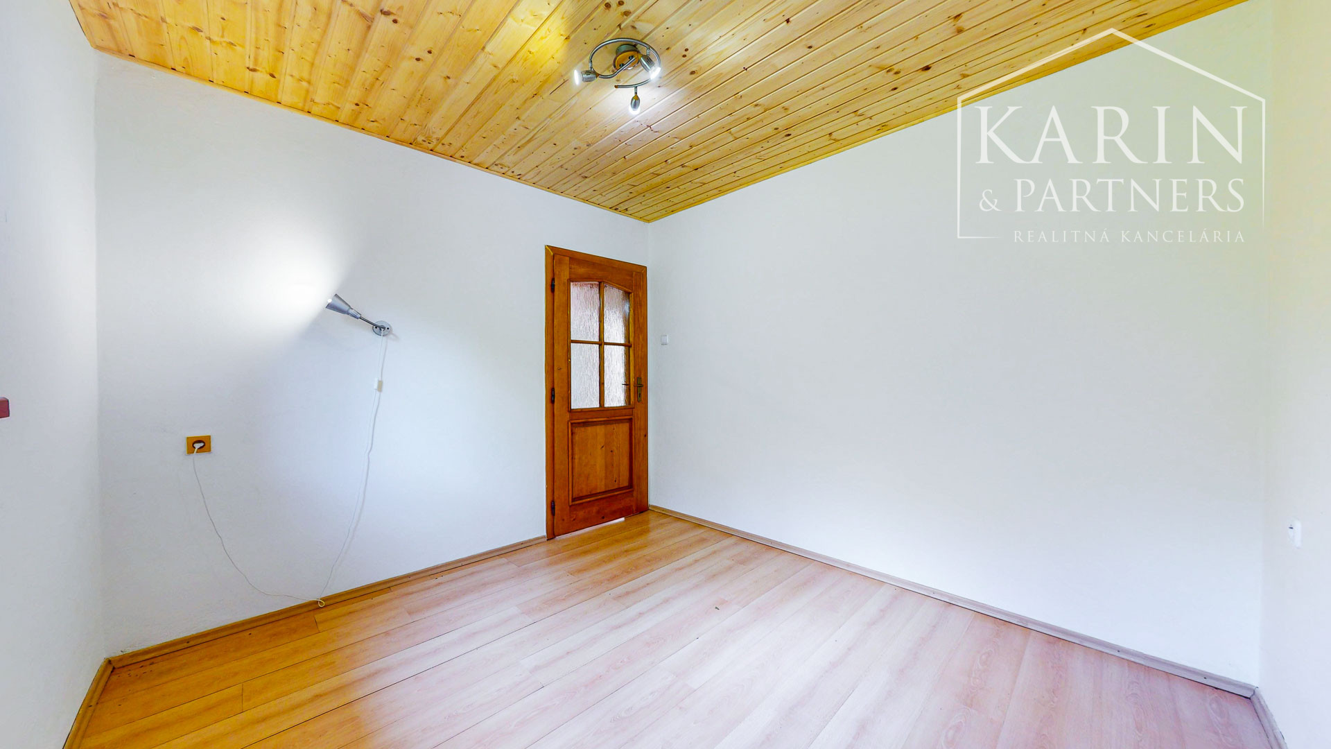 REZERVOVANÉ Rodinný dom na samote s priestranným pozemkom 4676 m2 vzdialený len 11 km od Púchova, s garážou, letnou kuchynkou a štvorkolkou