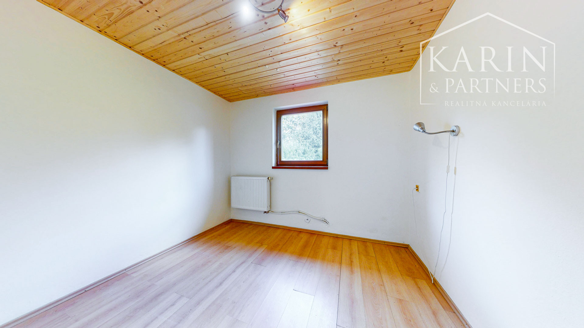 REZERVOVANÉ Rodinný dom na samote s priestranným pozemkom 4676 m2 vzdialený len 11 km od Púchova, s garážou, letnou kuchynkou a štvorkolkou