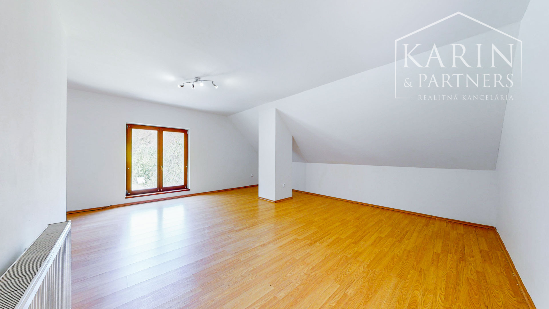 REZERVOVANÉ Rodinný dom na samote s priestranným pozemkom 4676 m2 vzdialený len 11 km od Púchova, s garážou, letnou kuchynkou a štvorkolkou