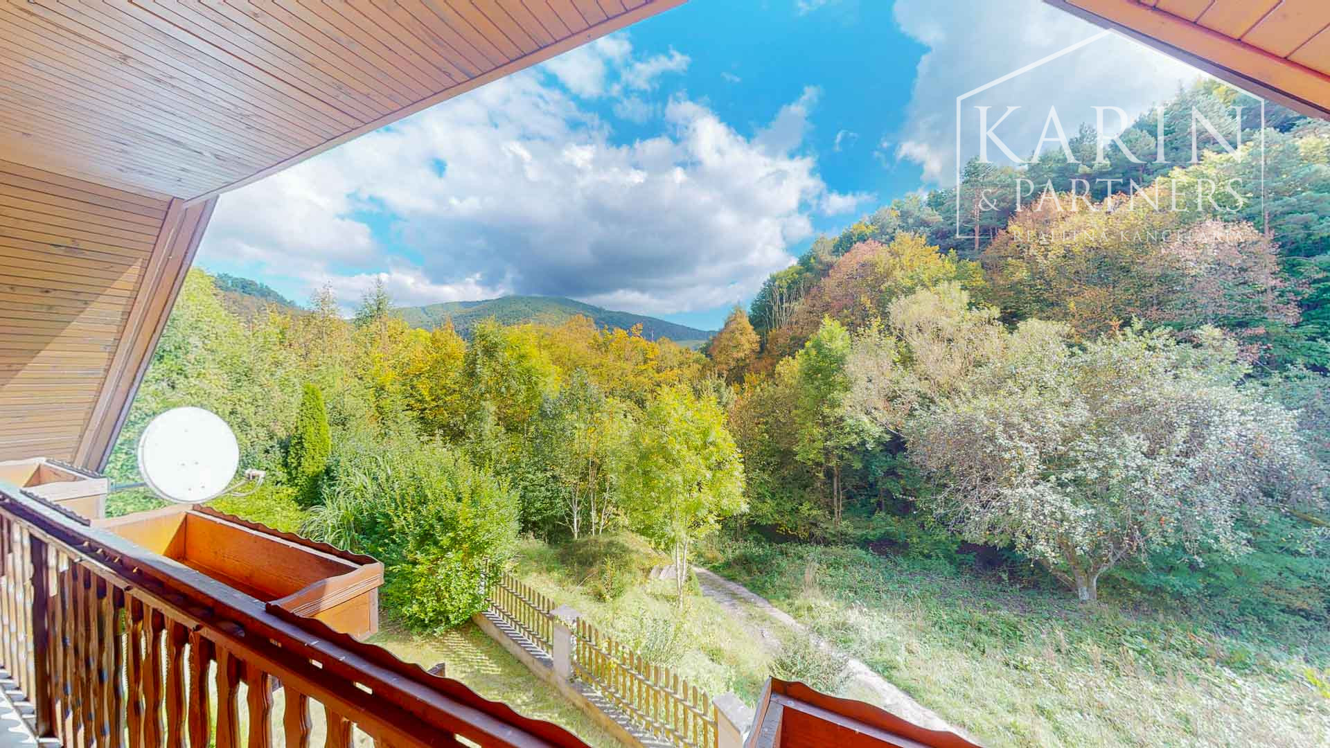 REZERVOVANÉ Rodinný dom na samote s priestranným pozemkom 4676 m2 vzdialený len 11 km od Púchova, s garážou, letnou kuchynkou a štvorkolkou