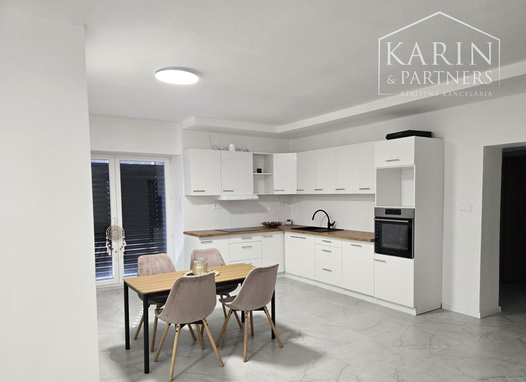 Predaj-rodinný dom 6 izbová novostavba, pozemok 998m2 v Maďarskej obci Bezenye.