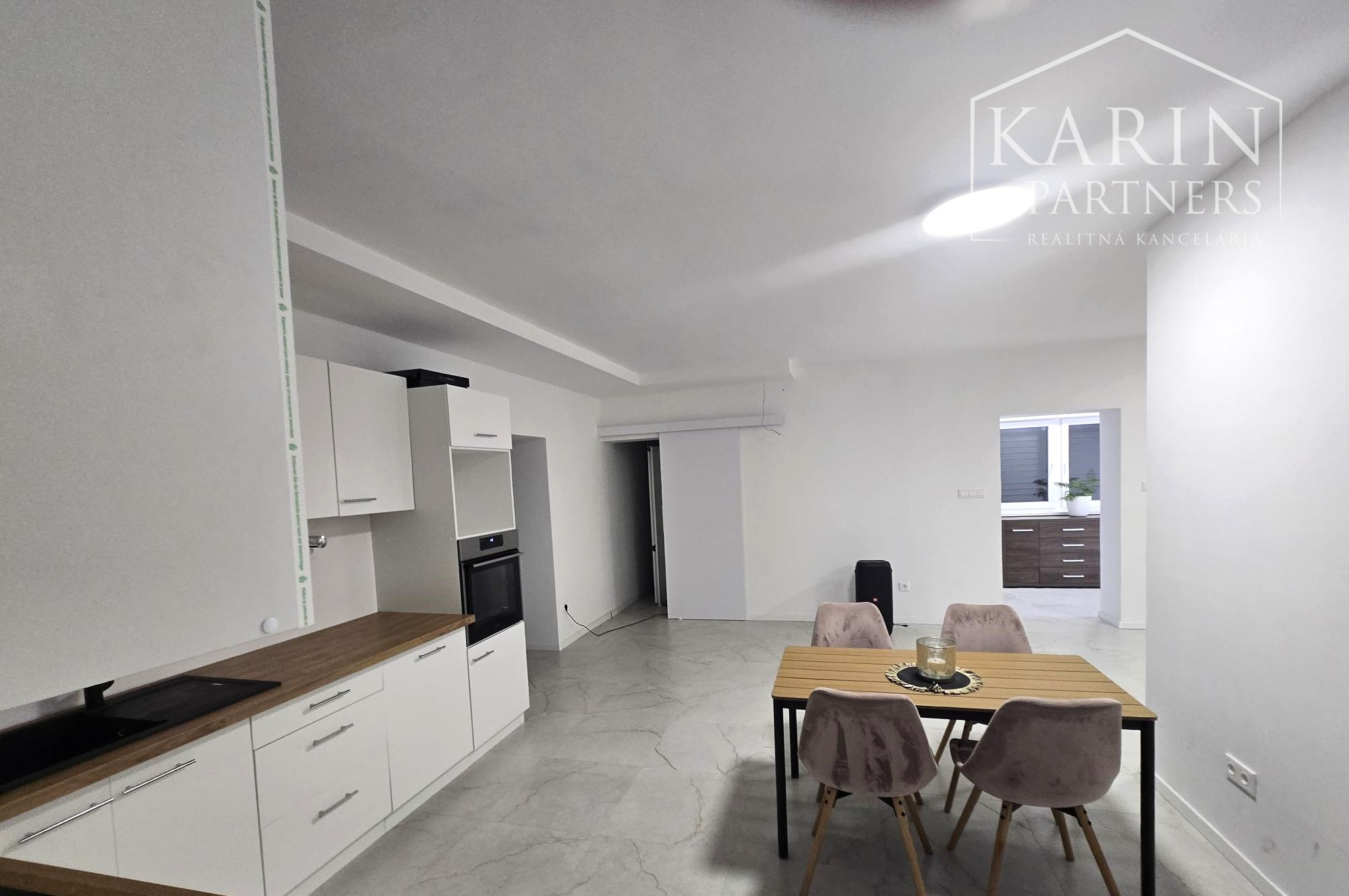 Predaj-rodinný dom 6 izbová novostavba, pozemok 998m2 v Maďarskej obci Bezenye.