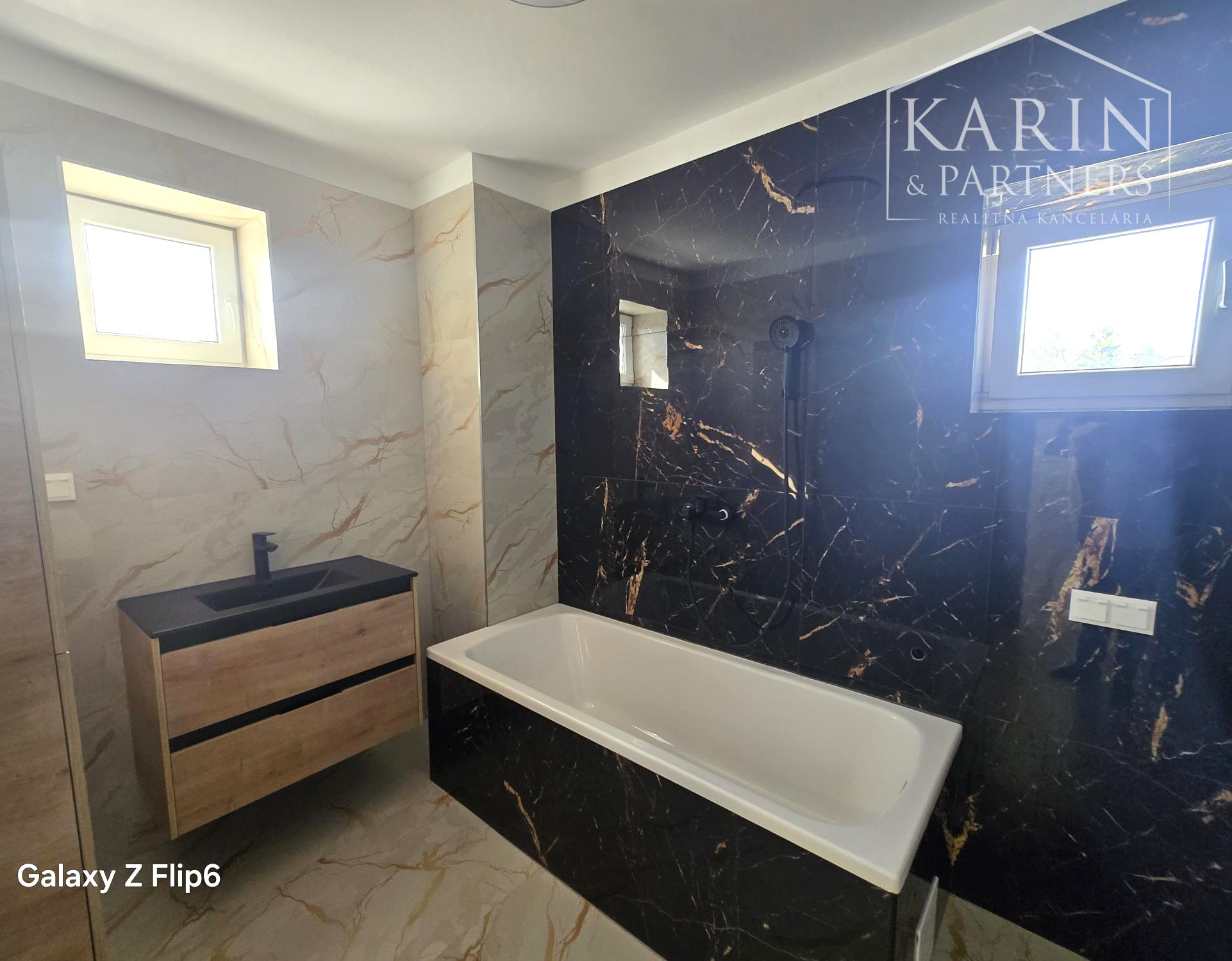 Predaj-rodinný dom 6 izbová novostavba, pozemok 998m2 v Maďarskej obci Bezenye.