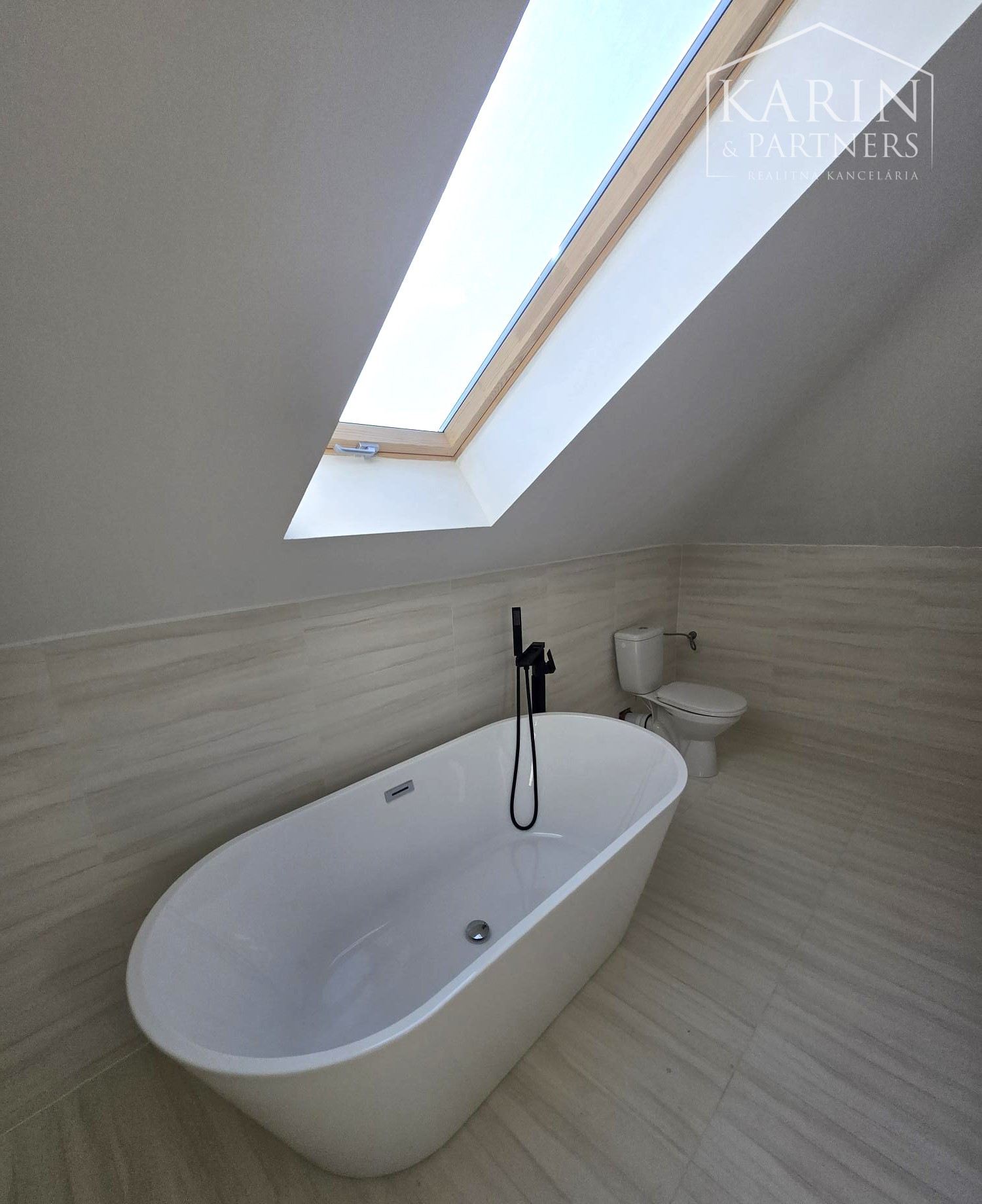 Predaj-rodinný dom 6 izbová novostavba, pozemok 998m2 v Maďarskej obci Bezenye.