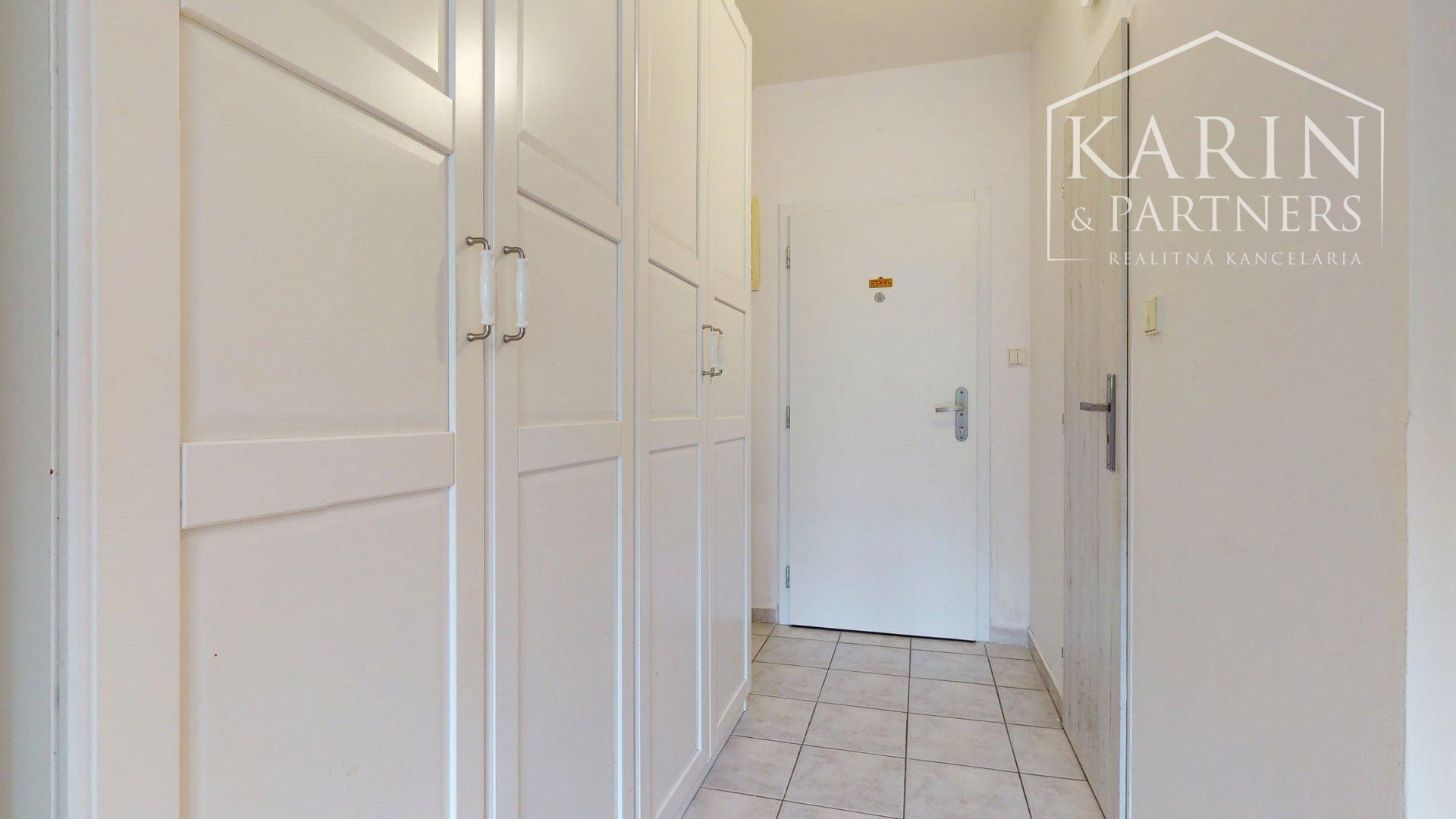 REZERVOVANÉ- 2-izbový byt v centre Rače | Plickova ulica | blízko viníc a lesa