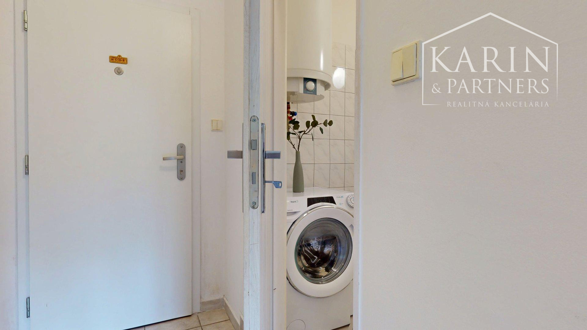 REZERVOVANÉ- 2-izbový byt v centre Rače | Plickova ulica | blízko viníc a lesa