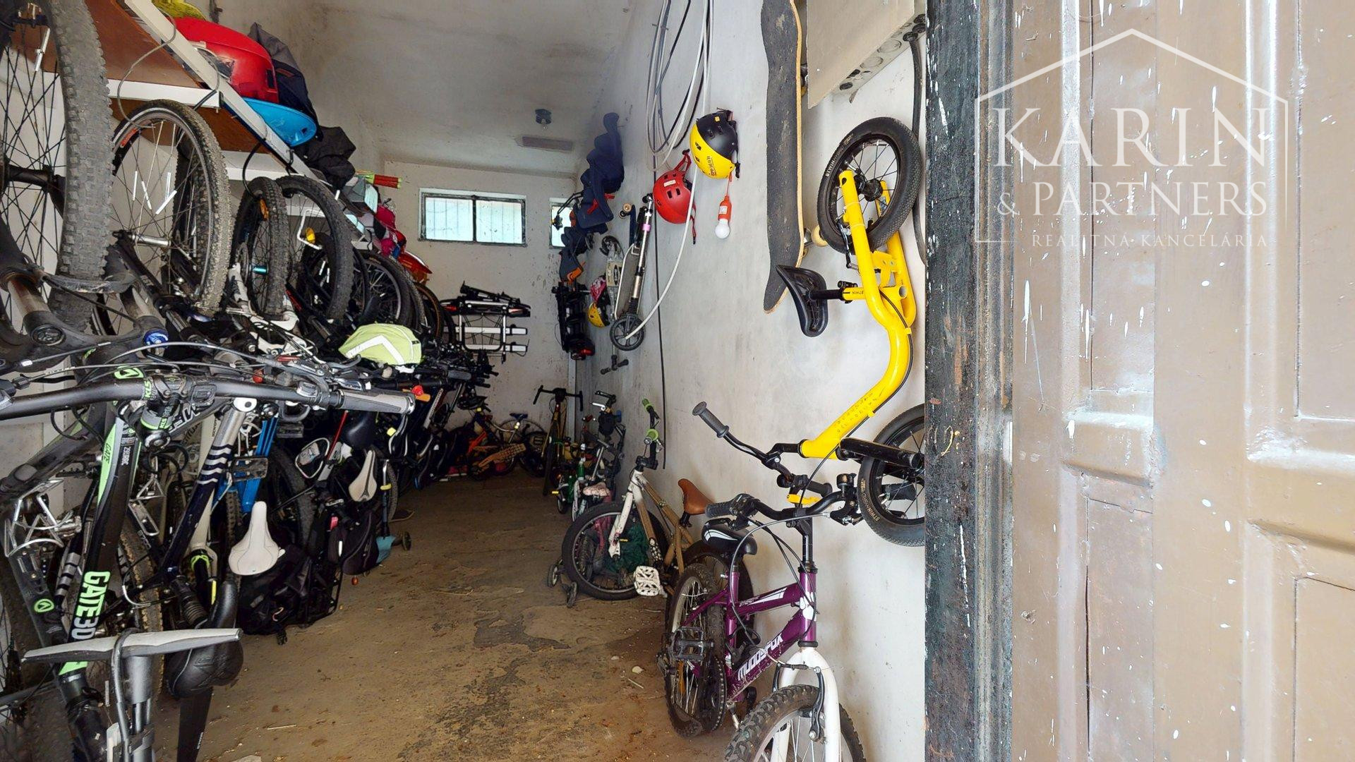 REZERVOVANÉ- 2-izbový byt v centre Rače | Plickova ulica | blízko viníc a lesa