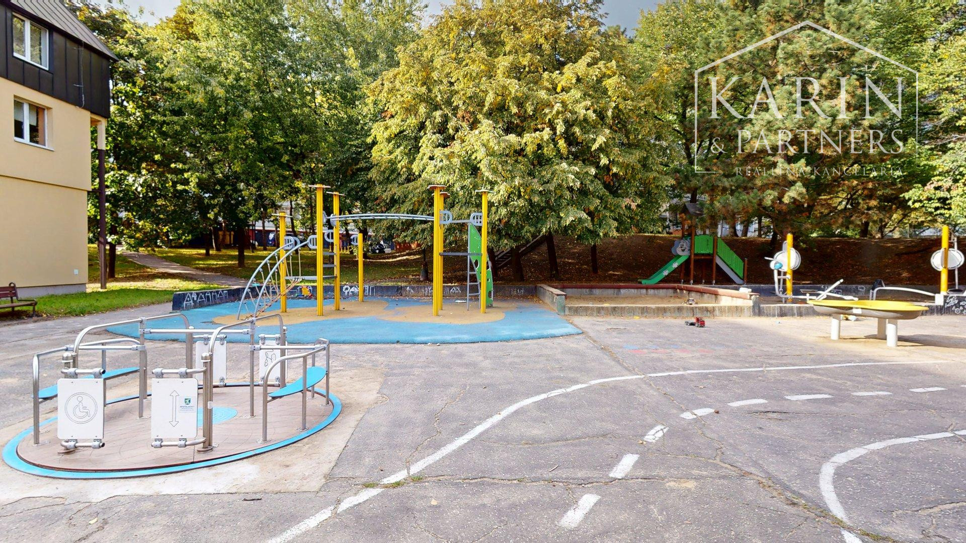 REZERVOVANÉ- 2-izbový byt v centre Rače | Plickova ulica | blízko viníc a lesa